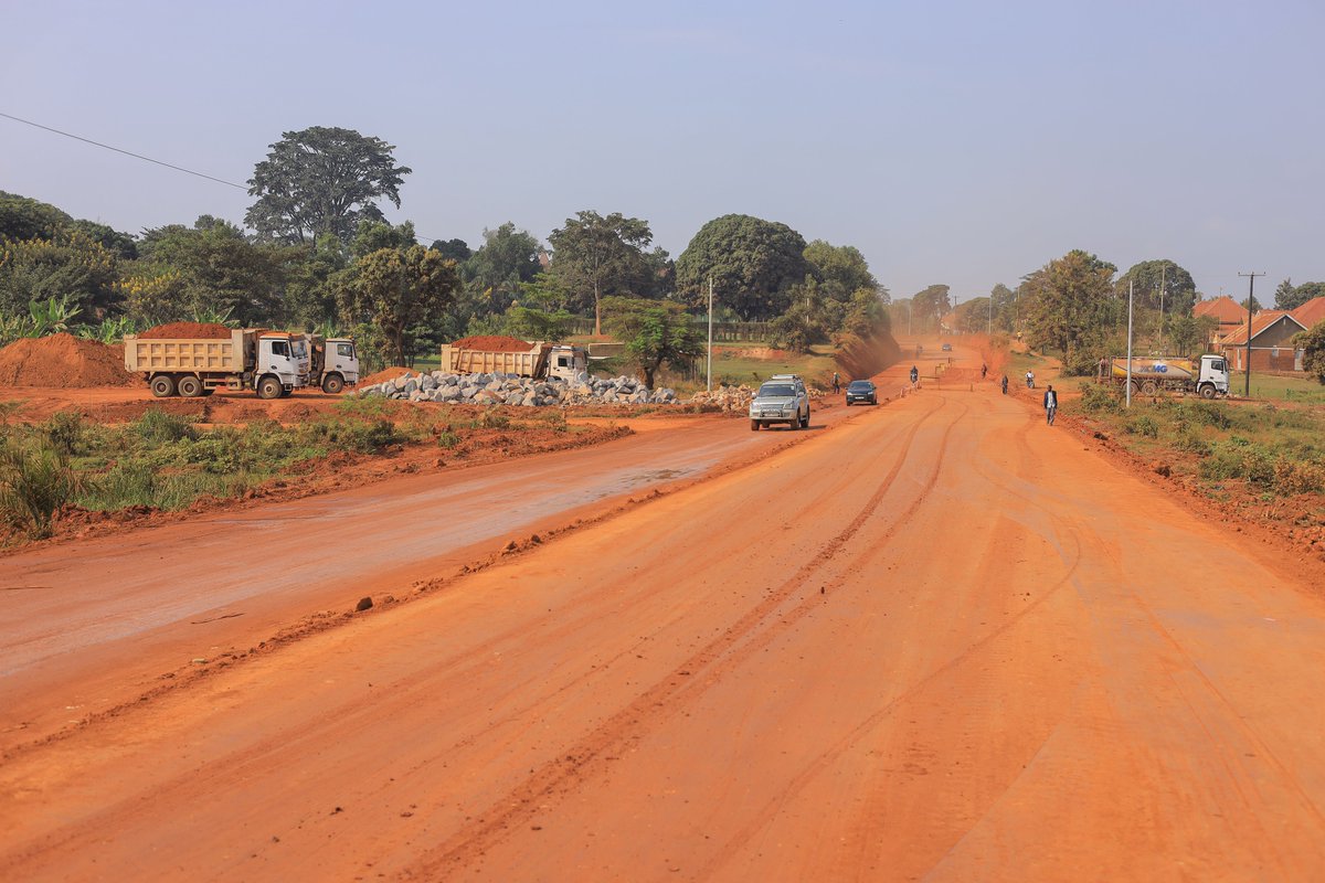MoWT_Uganda's tweet photo. GOODWILL | Eliminating Project Delays

Communities in #Kayunga District have set a commendable example by VOLUNTARILY providing land to support construction of the 87km Kayunga–Bbaale–Galiraya Road.

This will minimise implementation bottlenecks, reduce project delays and accelerate delivery, demonstrating how community partnership can help fast-track common development goals.

We commended this commitment during an Environmental and Social Impact Assessment (ESIA) stakeholder engagement with district leaders where we committed to delivering the project safely, sustainably and responsibly.

#ConnectUg