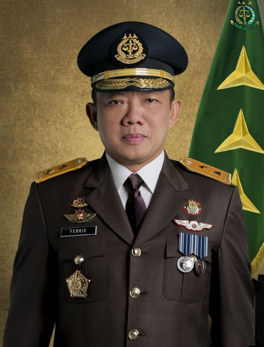 ethadisaputra's tweet photo. Berhenti Cuci Tangan!

Baik Nadiem maupun Febrie berada di perahu yang sama: mereka punya kesalahan nyata, gagal menjaga amanah, dan wajib bertanggung jawab secara hukum.

Nadiem Makarim tidak bisa lari dari karut-marut kebijakan, komersialisasi pendidikan, dan ruang gelap anggaran di kementeriannya dengan dalih diserang lawan politik.

Febrie Adriansyah tidak boleh menggunakan baju seragam korpsnya untuk mendikte opini bahwa penggeledahan brankas dolar di Jaksel itu hanyalah bentuk pembungkusan (framing) atau balas dendam koruptor.

Publik tidak sebodoh itu. Berhentilah berpura-pura menjadi pahlawan yang teraniaya demi menutupi bobroknya integritas pribadi. Jangankan naik gaji 300%, diberi anggaran 1000% pun tidak akan pernah bisa membersihkan mentalitas pejabat yang sudah rusak sejak dari pikiran.

Jika terbukti bersalah, seret ke pengadilan. Jangan biarkan air mata buaya dan narasi "kriminalisasi" mencuci bersih tangan-tangan yang kotor itu!

Menjual narasi playing victim dan bersembunyi di balik tameng "kriminalisasi" adalah gaya paling pengecut untuk cuci tangan dari dosa jabatan.

Lelucon retorika Presiden Prabowo yang menaikkan gaji 300% demi menyumbat syahwat korupsi langsung runtuh total. 

Penemuan brankas raksasa berisi dolar di balik tembok kafe Jaksel milik Jampidsus Febrie Adriansyah—terkait mega korupsi PLTU, Asabri, dan PT CBS-PT KNI—adalah bukti telanjang bahwa keserakahan tidak mengenal kata kenyang.

Sekarang, setelah boroknya dikuliti, apakah kita harus percaya pada tangisan "kriminalisasi"?

Sama sekali tidak. Pola menjijikkan ini persis seperti era Nadiem Makarim di Kemendikbudristek dulu. Setiap kali borok kebijakan dan skandal internal mereka digoyang, narasi yang dilempar ke publik selalu sama: "Kami dizalimi, kami sedang dikriminalisasi oleh oligarki!"