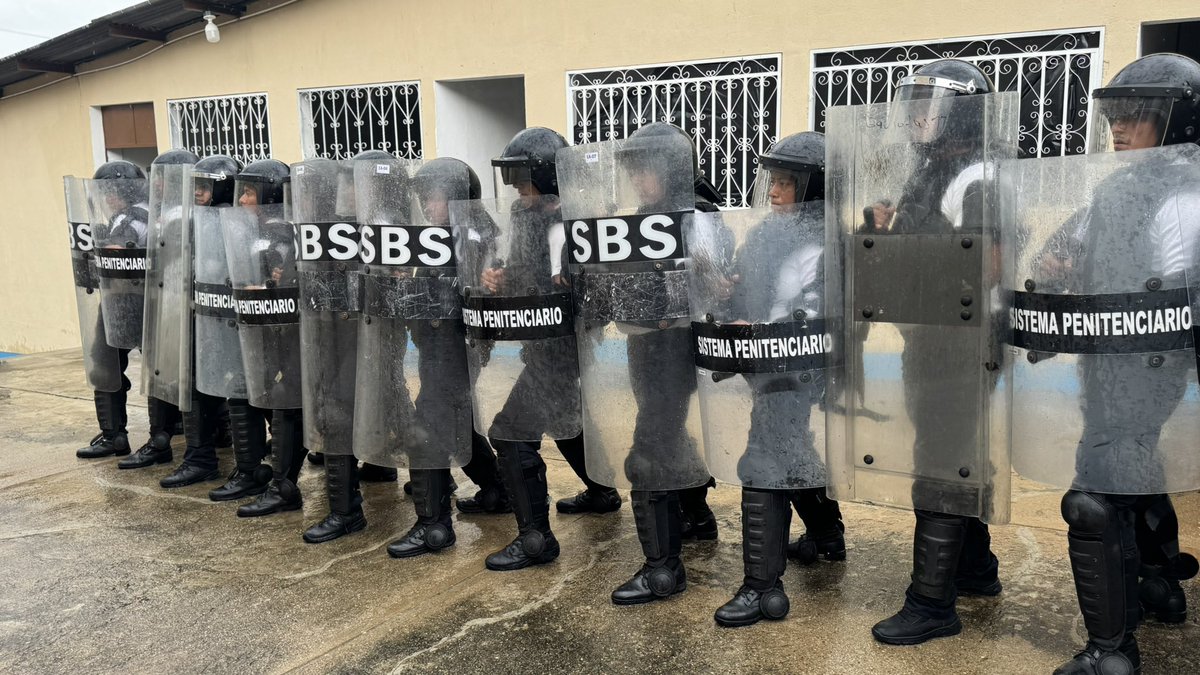 UNMGPgt's tweet photo. Nuestro personal continúa fortaleciéndose en el curso "Intervenciones Antidisturbios en Centros de Detención". Durante esta jornada, los participantes fortalecen sus conocimientos en:
✔️ Técnicas de intervención.
✔️ Protección de la integridad de la sociedad civil. https://t.co/pb6XmShFxD