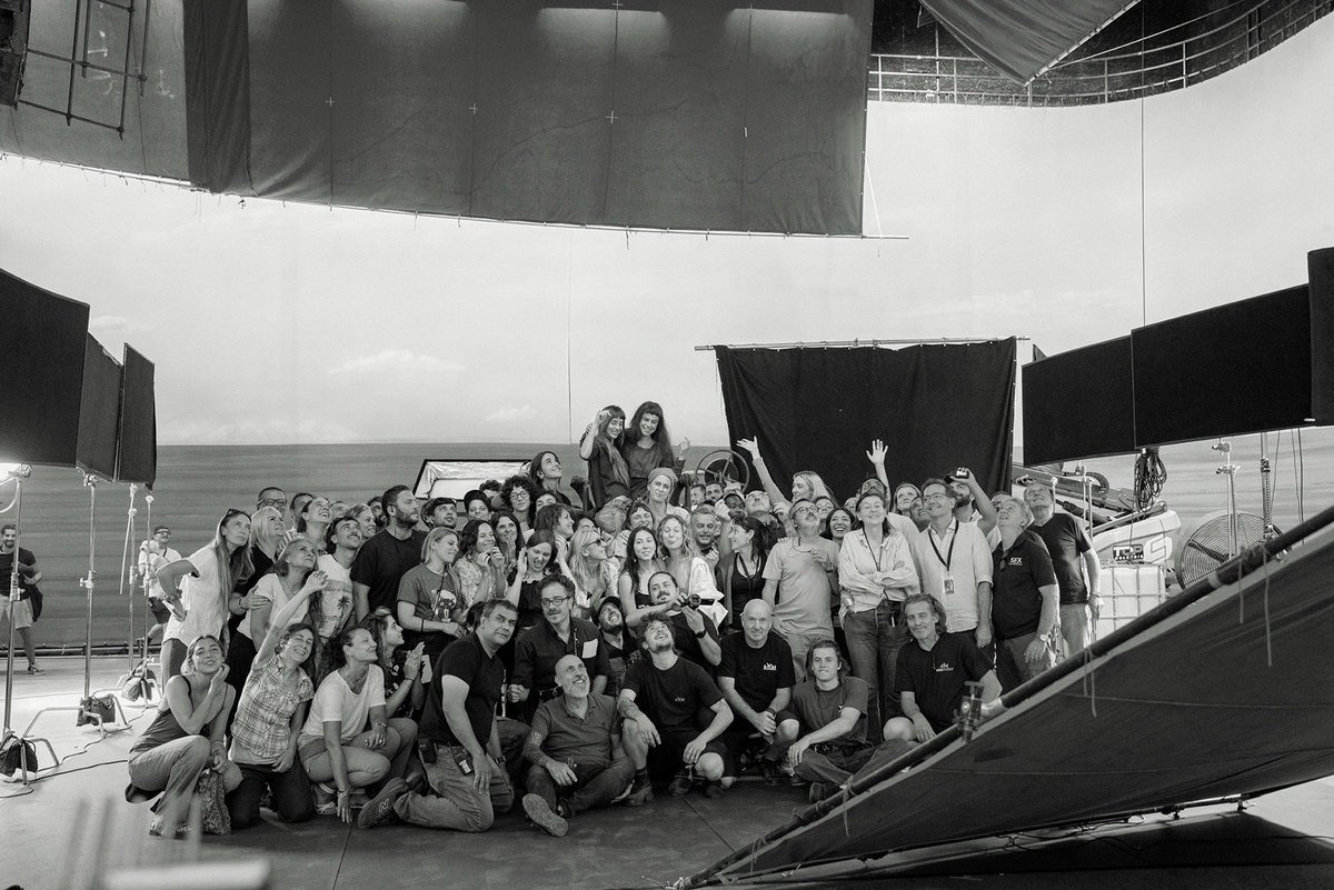 DakotaJArg's tweet photo. Dakota Johnson junto al equipo durante las filmaciones de ‘Three Incestuous Sisters’ en Roma, Italia. 🥹 https://t.co/7IMPstFC5S