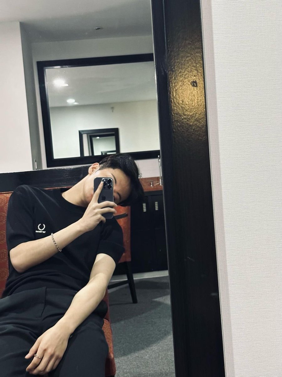 timetomkk's tweet photo. 230709 onyourm_ark 스레드
still me without the face

#마크 #MARKLEE https://t.co/od35iTND57