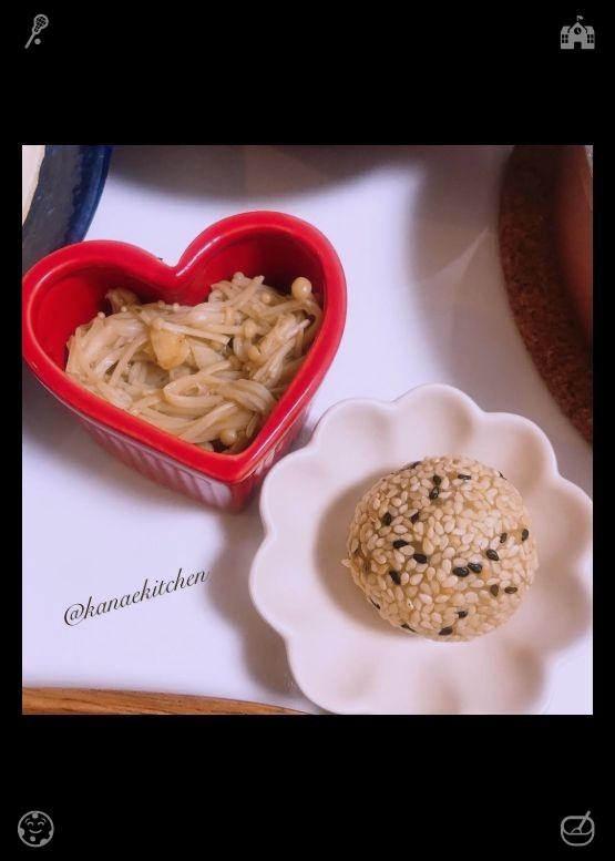 Quincy0618's tweet photo. Zucchini chips Ready第二天，Lila选择了一套更为优雅的秋季装扮：深蓝色羊毛西装外套搭配奶油色高领毛衣和灰色羊毛长裤，再配上黑色短靴和深蓝色围巾，显得精致而干练。 https://t.co/h3JPPfLB7G