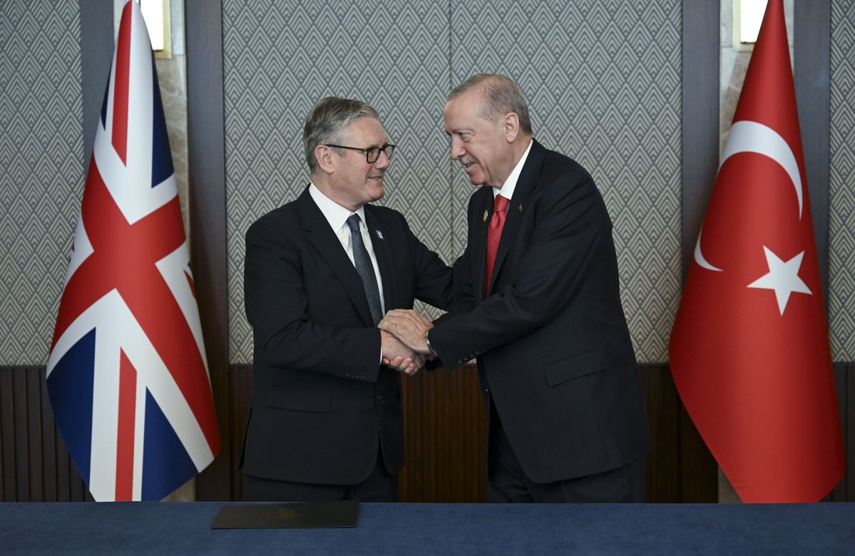 iletisim's tweet photo. Türkiye Cumhuriyeti ile Büyük Britanya ve Kuzey İrlanda Birleşik Krallığı Arasındaki Güvenlik ve Savunma Ortaklığına İlişkin Ortak Açıklama

Türkiye Cumhuriyeti ile Büyük Britanya ve Kuzey İrlanda Birleşik Krallığı, bugün Ankara’da düzenlenen NATO Zirvesi (#NATOsummit) marjında, güçlü stratejik ortaklıklarında önemli bir dönüm noktasını teşkil eden yeni bir Güvenlik ve Savunma Ortaklığı imzalamışlardır.

Söz konusu Ortaklık, Avrupa-Atlantik güvenlik ortamının değişen dinamikleri karşısında, Avrupa’nın önde gelen iki NATO Müttefiki olarak iş birliklerini daha da güçlendirme ve kurumsallaştırma yönündeki müşterek kararlılıklarını yansıtmaktadır.

Ortaklık, Türkiye ile Birleşik Krallık’ın; caydırıcılık ve savunma, askerî iş birliği, savunma sanayii ve teknoloji, siber güvenlik ve hibrit tehditler, terörizmle mücadele, dayanıklılık ve sivil hazırlık ile uzay dahil olmak üzere güvenlik ve savunma politikalarının siyasi-askerî boyutlarında, yeni mekanizmalar aracılığıyla istişarelerini derinleştirmek suretiyle iş birliklerini güçlendirmelerine imkân tanıyacaktır.

Türkiye ve Birleşik Krallık, Avrupa-Atlantik güvenliğine eşsiz ve ikame edilemez katkılar sağlamaktadır. Türkiye ve Birleşik Krallık, Müttefiklik dayanışması ile müşterek sorumluluk anlayışı temelinde ve daha güçlü bir NATO içinde daha güçlü bir Avrupa inşası için daha fazla sorumluluk üstlenmeye yönelik ortak taahhütlerini yeniden teyit ederek, savunma harcamalarını artırmakta ve İttifakın ihtiyaç duyduğu kabiliyetlerin teminine yönelik iş birliklerini güçlü transatlantik bağları muhafaza etmek suretiyle geliştirmektedirler.

Bu Ortaklığın imzalanması, Türkiye ve Birleşik Krallık’ın birbirlerinin savunmasına ve Kuzey Atlantik Antlaşmasına yönelik güçlü taahhütlerini yeniden teyit etmektedir.