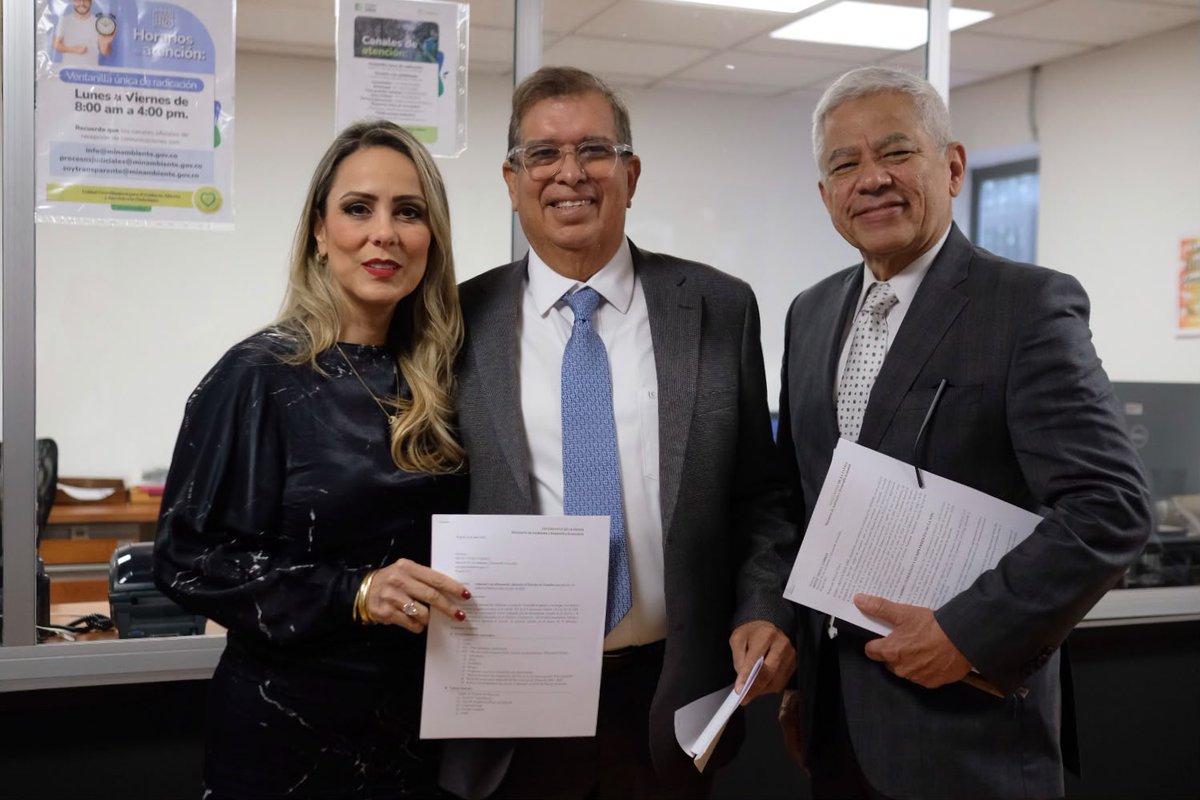 fabio_arjona's tweet photo. Los colombianos merecen saber si el llamado "gobierno ambientalista" dejó resultados reales... duró cuatro años a punta de cuentos sobre el liderazgo climático mientras el país ha seguido perdiendo bosques, la minería ilegal expandiéndose, el páramo de Santurbán sin delimitación definitiva y la institucionalidad ambiental con retrasos, cuestionamientos y derrochando dinero en contratistas, eventos y acciones sin logros o evidencias. 
Por eso, hoy radiqué ante @MinAmbienteCo un derecho de petición a través del cual solicito información sobre lo que ocurrió con los recursos y cuáles fueron los verdaderos resultados.