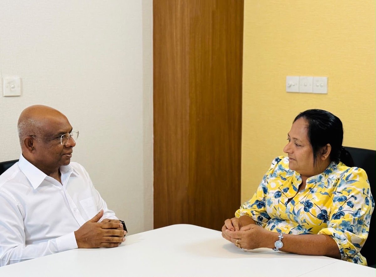 MDPSecretariat's tweet photo. އެމްޑީޕީގެ ރައީސް @abdulla_shahid މާލެ ސިޓީ ހެންވޭރު އުތުރު ދާއިރާގެ އ.ތ.މ ކޮމެޓީގެ މެންބަރު އައިޝަތު ރިޔާޝާ އާއި މާފަންނު މެދު ދާއިރާގެ އ.ތ.މ ކޮމެޓީގެ މެންބަރު މަރިޔަމް ނާސިފާ އުމަރާއި މިއަދު ބައްދަލު ކުރ��އްވައިފި. https://t.co/4yO6wczkQ6