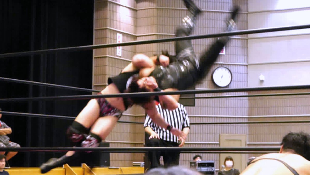 akira_r_ktym's tweet photo. 7.4 DRAGONGATE 灘崎大会観戦
今年3回めの DRAGONGATE 生観戦。
パワーいっぱい戴きました v(^_^)v
選手・スタッフの皆様にはとても親切に対応して戴き、感謝です。
結果
https://t.co/g8hJ5k2KHK
#DRAGONGATE
#灘崎文化センター
#しゃちほこBOY
#片山明
#新日本プロレス
#SWS
#四肢麻痺 https://t.co/kVhu2nzw0v