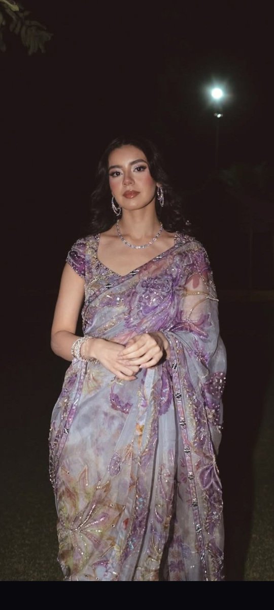 fallcIub's tweet photo. no one wears sarees more elegantly than pakistani women. We should embrace our culture more. https://t.co/HJN0ERTIMF