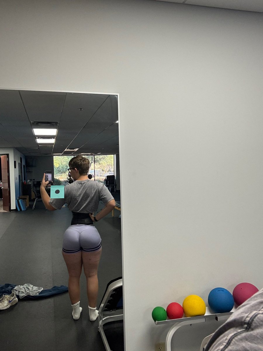 Shiningggmooon's tweet photo. Obsessed with these shorts, especially the color🤭
#femboy https://t.co/MFMeGITiVo