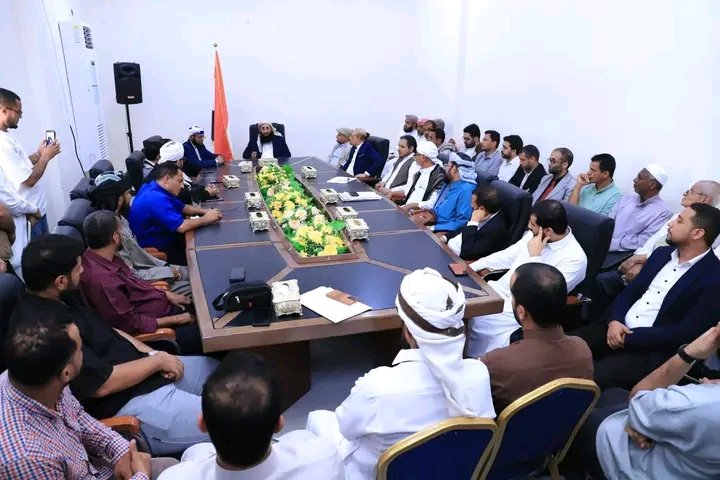 Arafatalzomor8's tweet photo. وزير الأوقاف والإرشاد يترأس اجتماعًا موسعًا لقيادات وموظفي الوزارة ويؤكد أهمية الانضباط المؤسسي وتعزيز الأداء

عدن|
ترأس معالي وزير الأوقاف والإرشاد الشيخ تركي بن عبدالله الوادعي، اليوم، بالعاصمة المؤقتة عدن، اجتماعًا موسعًا ضم قيادات وموظفي الوزارة، لمناقشة مستوى الأداء في قطاعات الوزارة، واستعراض آليات تطوير العمل، وتعزيز كفاءة الأداء المؤسسي بالوزارة. 

وفي الاجتماع، الذي حضره وكيل الوزارة لقطاع الحج والعمرة الدكتور عارف نصيب، والوكلاء المساعدون، وعميد المعهد العالي للإرشاد، أكد معالي الوزير أهمية توحيد الجهود وتعزيز روح المسؤولية والالتزام الوظيفي، وترسيخ قيم الانضباط المؤسسي، والحرص على أداء رسالة الوزارة الدينية والوطنية في مجالات الإرشاد والتوعية وخدمة المجتمع، بما ينسجم مع توجهات الدولة في تطوير الأداء المؤسسي.

وشدد معالي الوزير على ضرورة الالتزام الكامل باللوائح والأنظمة المنظمة للعمل، واحترام التسلسل الإداري، والتقيد بالصلاحيات المحددة لكل جهة، والعمل وفق الأطر القانونية والإدارية المعتمدة، مؤكدًا أن الوزارة ماضية في تنفيذ توجيهات القيادة السياسية المتعلقة بالإصلاحين المالي والإداري، وبما يعزز مبادئ الحوكمة والشفافية ويرفع كفاءة الأداء ويحقق المصلحة العامة.

واستمع الاجتماع إلى تقارير من قيادات القطاعات والإدارات حول مستوى الإنجاز وأبرز التحديات التي تواجه سير العمل، كما جرى مناقشة عدد من المقترحات الكفيلة بتطوير الأداء وتحسين بيئة العمل، وأشاد المشاركون باهتمام قيادة الوزارة وحرصها على عقد اللقاءات الدورية التي تسهم في تعزيز التنسيق، وتطوير الأداء، والارتقاء بمستوى العمل في مختلف قطاعات الوزارة.