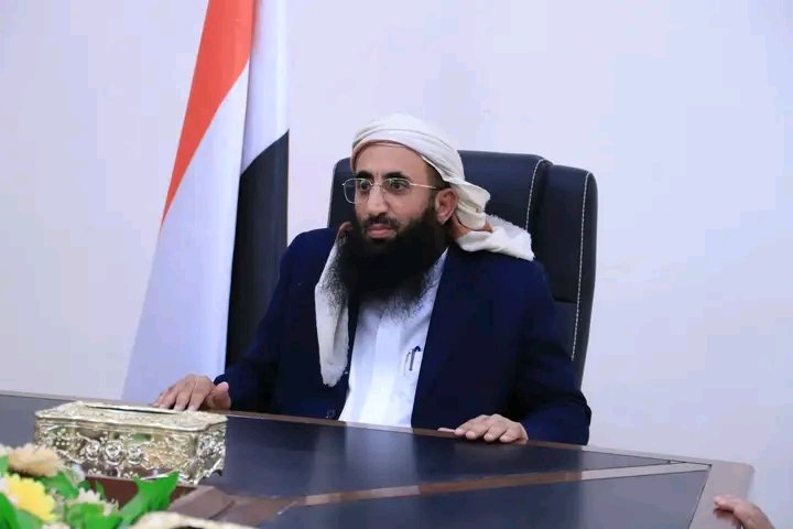 Arafatalzomor8's tweet photo. وزير الأوقاف والإرشاد يترأس اجتماعًا موسعًا لقيادات وموظفي الوزارة ويؤكد أهمية الانضباط المؤسسي وتعزيز الأداء

عدن|
ترأس معالي وزير الأوقاف والإرشاد الشيخ تركي بن عبدالله الوادعي، اليوم، بالعاصمة المؤقتة عدن، اجتماعًا موسعًا ضم قيادات وموظفي الوزارة، لمناقشة مستوى الأداء في قطاعات الوزارة، واستعراض آليات تطوير العمل، وتعزيز كفاءة الأداء المؤسسي بالوزارة. 

وفي الاجتماع، الذي حضره وكيل الوزارة لقطاع الحج والعمرة الدكتور عارف نصيب، والوكلاء المساعدون، وعميد المعهد العالي للإرشاد، أكد معالي الوزير أهمية توحيد الجهود وتعزيز روح المسؤولية والالتزام الوظيفي، وترسيخ قيم الانضباط المؤسسي، والحرص على أداء رسالة الوزارة الدينية والوطنية في مجالات الإرشاد والتوعية وخدمة المجتمع، بما ينسجم مع توجهات الدولة في تطوير الأداء المؤسسي.

وشدد معالي الوزير على ضرورة الالتزام الكامل باللوائح والأنظمة المنظمة للعمل، واحترام التسلسل الإداري، والتقيد بالصلاحيات المحددة لكل جهة، والعمل وفق الأطر القانونية والإدارية المعتمدة، مؤكدًا أن الوزارة ماضية في تنفيذ توجيهات القيادة السياسية المتعلقة بالإصلاحين المالي والإداري، وبما يعزز مبادئ الحوكمة والشفافية ويرفع كفاءة الأداء ويحقق المصلحة العامة.

واستمع الاجتماع إلى تقارير من قيادات القطاعات والإدارات حول مستوى الإنجاز وأبرز التحديات التي تواجه سير العمل، كما جرى مناقشة عدد من المقترحات الكفيلة بتطوير الأداء وتحسين بيئة العمل، وأشاد المشاركون باهتمام قيادة الوزارة وحرصها على عقد اللقاءات الدورية التي تسهم في تعزيز التنسيق، وتطوير الأداء، والارتقاء بمستوى العمل في مختلف قطاعات الوزارة.