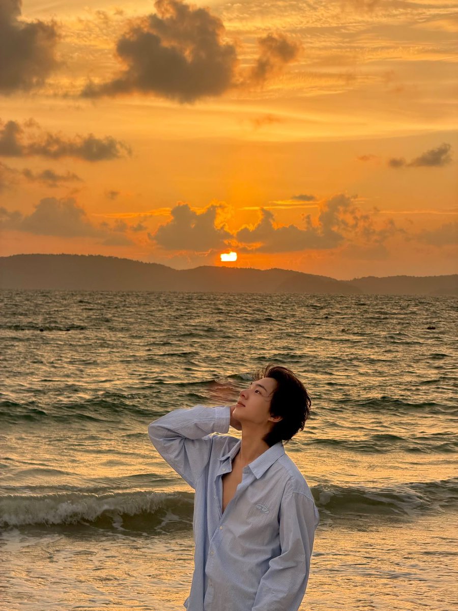 acervozeenunew's tweet photo. tradução da música que o zee colocou na foto do nunew:

"Sua pele,
oh sim, sua pele e ossos
se transformam em algo belo.
Você sabe, você sabe que eu te amo tanto.
Você sabe que eu te amo tanto.

Olhe para as estrelas,
veja como elas brilham para você.
E tudo o que você faz."

#ZeeNuNew