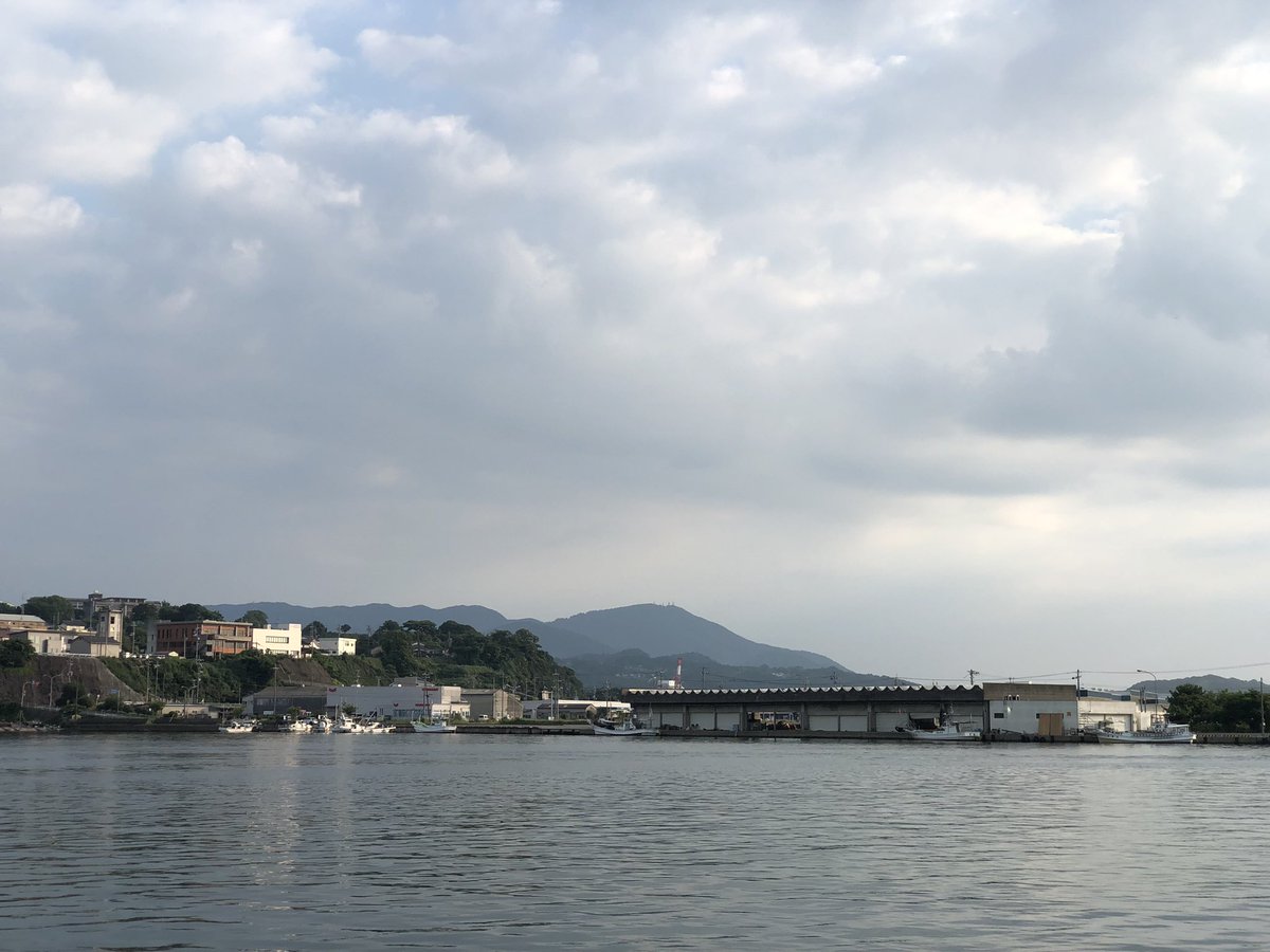 tmorimot1's tweet photo. 浜田の空と海から　夕

2026年(令和8年)7月8日(水)夕刻､島根県浜田市浜田漁港の空と海です。

くもり　午後6時の気温度､湿度です。

最高気温午後3時24分に33.0度､最低気温午前5時22分に23.5度です。

中国地方梅雨が明けました。昨年と比べて11日遅れ､これまでから11日早い梅雨明けです。

浜田漁港近く､馬島そばの国土交通省観測点の波高午前0.3m前後､午後0.3m前後、夜0.3m前後です。

7月9日(木)島根県西部の予報は　晴れ時々くもり　朝の最低気温24度､日中の最高気温31度です。

#島根県
#浜田市
#浜田漁港
