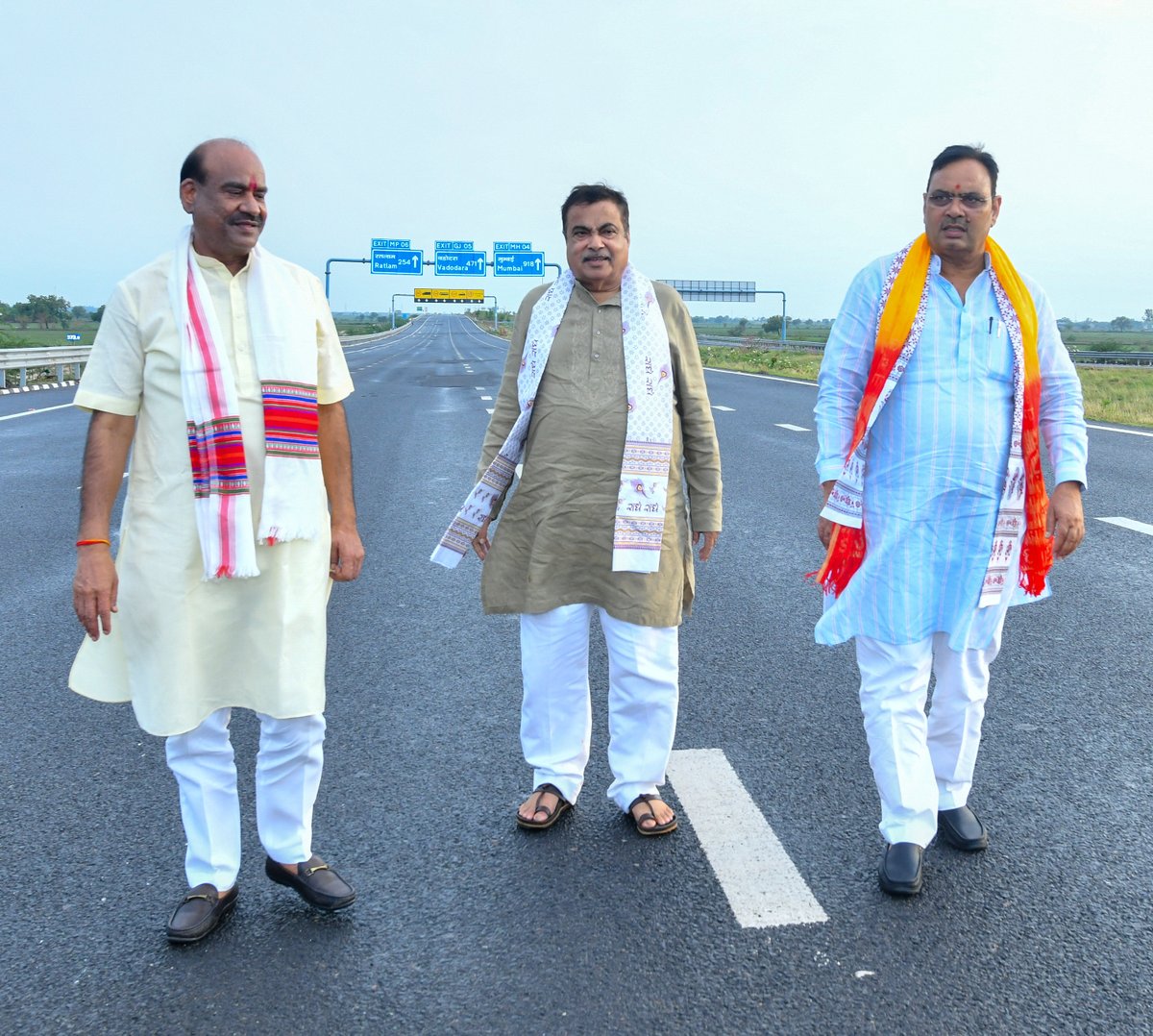BJP4Rajasthan's tweet photo. माननीय मुख्यमंत्री श्री @BhajanlalBjp जी ने आज बूंदी के लबान में माननीय लोकसभा अध्यक्ष श्री @ombirlakota जी तथा माननीय केंद्रीय सड़क परिवहन एवं राजमार्ग मंत्री श्री @nitin_gadkari जी के साथ दिल्ली–मुंबई एक्सप्रेसवे का निरीक्षण किया।

विश्वस्तरीय मानकों पर निर्मित एवं संचालित यह एक्सप्रेसवे राजस्थान में बेहतर कनेक्टिविटी, तीव्र आवागमन और आर्थिक गतिविधियों को नई गति प्रदान कर रहा है। आदरणीय प्रधानमंत्री श्री @narendramodi जी के दूरदर्शी नेतृत्व में विकसित हो रही ऐसी आधारभूत संरचनाएँ 'विकसित राजस्थान-विकसित भारत' के संकल्प को नई ऊर्जा प्रदान कर रही हैं। 

इस दौरान राजस्थान सरकार में कैबिनेट मंत्री श्री @madandilawar जी एवं राज्य मंत्री (स्वतंत्र प्रभार) श्री हीरालाल नागर जी भी उपस्थित रहे।
