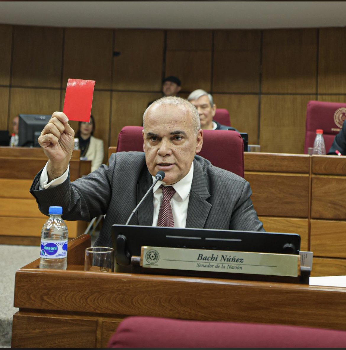 notipolitica26's tweet photo. 🔴 En sesión ordinaria, el presidente del Congreso, senador Basilio Núñez, rechazó las declaraciones de tono racista de la senadora Celeste Amarilla y exhibió desde su banca una “Tarjeta Roja al Racismo” como símbolo de rechazo a toda forma de discriminación.

#Mbareté https://t.co/XmejdMKijE