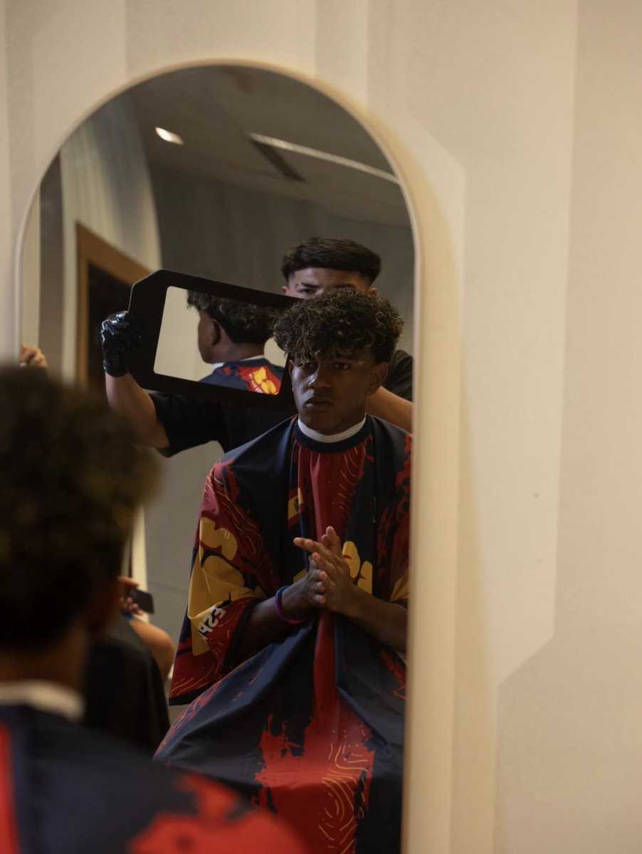 AccessYamal's tweet photo. 📸 | Lamine Yamal getting a fresh haircut before the match against Portugal. 💇🏾‍♂️🤩 https://t.co/T1CAdkqbYR