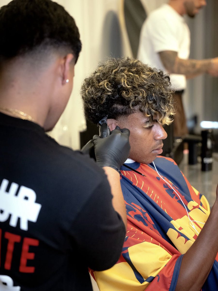 AccessYamal's tweet photo. 📸 | Lamine Yamal getting a fresh haircut before the match against Portugal. 💇🏾‍♂️🤩 https://t.co/T1CAdkqbYR