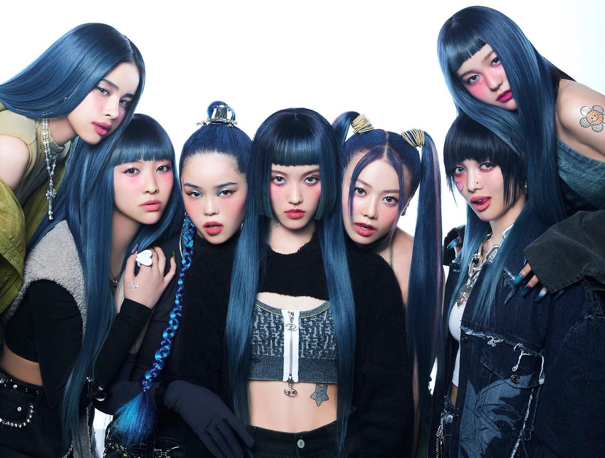 weedforjade's tweet photo. don’t you just love it when co-ed groups having matching blue hair https://t.co/OWbml4ZjLR