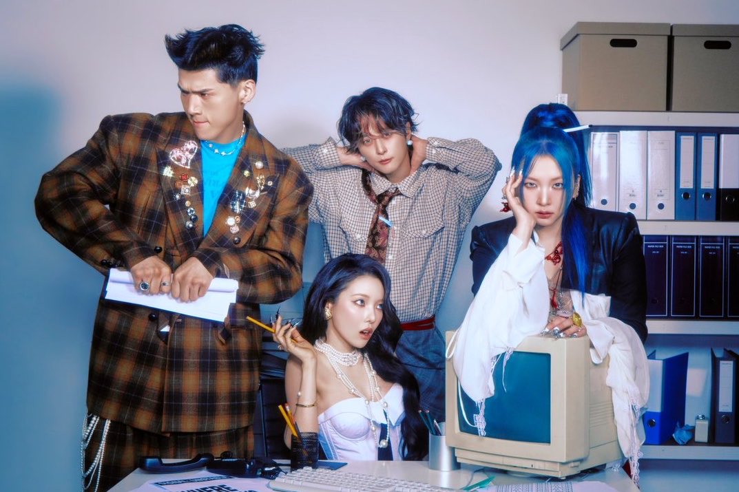 weedforjade's tweet photo. don’t you just love it when co-ed groups having matching blue hair https://t.co/OWbml4ZjLR