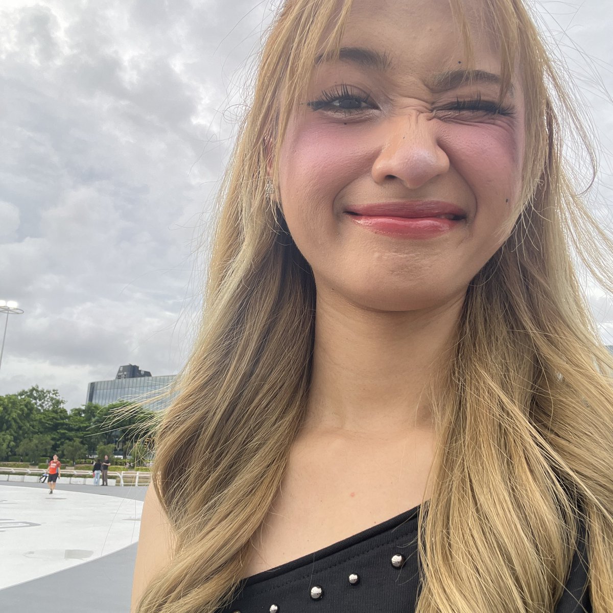 BBBNYIM's tweet photo. my advices as MUA
- skin prep dari h-1 (sheet mask)
jangan pake sebelum makeup (bs peeling)
- you want to look nice in photo, jangan takut makeupnya ketebelan irl bcs ppl will forget but photo stays forever
- find your best complexion combo yg kawin sama kulit u— https://t.co/f7v06VZ9cB