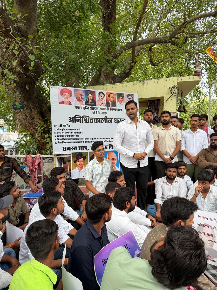 Pushpendra_MP_'s tweet photo. Aspirants Adda
संवाद • संघर्ष • समाधान

आज लखनऊ विश्वविद्यालय में छात्रों के साथ धरने में शामिल होकर उनकी बात सुनी। छात्रों का सवाल बिल्कुल साफ़ है— जब हर साल अभ्यर्थी बढ़ रहे हैं, तो सीटें क्यों घटाई जा रही हैं?

युवाओं से अवसर क्यों छीने जा रहे हैं?
और इसकी ज़िम्मेदारी कौन लेगा?
यह सिर्फ़ सीटों की नहीं, लाखों युवाओं के भविष्य की लड़ाई है। छात्रों की हर जायज़ आवाज़ के साथ हम मजबूती से खड़े हैं और उनके अधिकारों के लिए संघर्ष जारी रहेगा।

संवाद से संघर्ष... संघर्ष से समाधान तक, हर कदम छात्रों के साथ। 

#AspirantsAdda #LucknowUniversity #StudentVoice #PushpendraSaroj #YouthPower