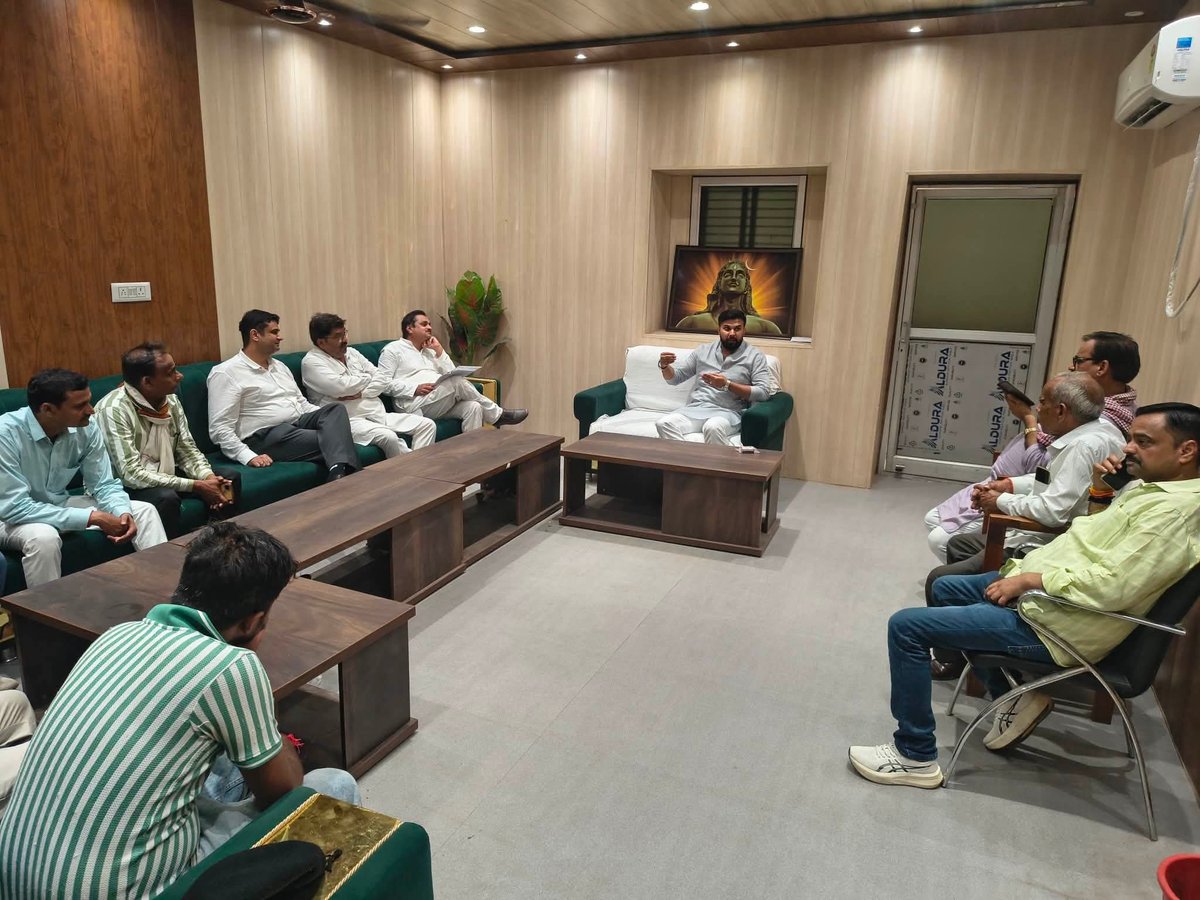 mSinghShashank's tweet photo. प्रणाम 🙏🏻

जिला पंचायत कार्यालय में जनताजनार्दन की समस्याओं को सुनकर त्वरित निस्तारण किया गया,सभी का स्नेह,आशीर्वाद बना रहे ।

(सदर विधानसभा) के अरोड़ा रिसोर्ट में श्री स्वामी दयाल गुप्ता जी के यहाँ आयोजित विवाहोत्सव कार्यक्रम में पहुँच कर शुभकामनाएँ प्रेषित की ।

• दशमेश गेस्ट हाउस में श्री विवेक तिवारी जी के यहाँ आयोजित विवाहोत्सव कार्यक्रम में पहुँच कर शुभकामनाएँ प्रेषित की ।