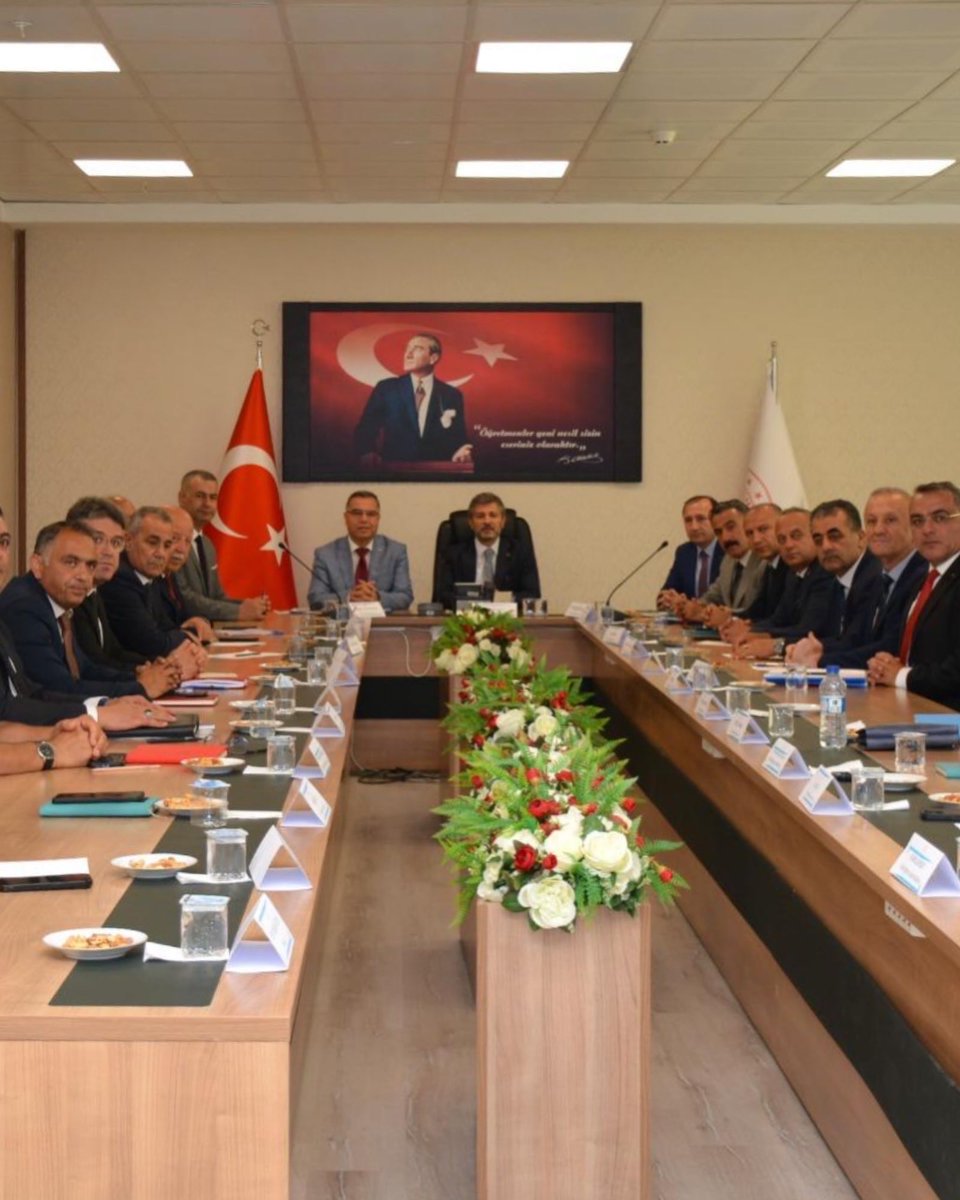 meb_ogm's tweet photo. GENEL MÜDÜRÜMÜZ SAYIN CENGİZ METE, YOZGAT'TA EĞİTİM YÖNETİCİLERİYLE BİR ARAYA GELDİ

📌 Genel Müdürümüz Sayın Cengiz METE, Yozgat'ta il eğitim yöneticileriyle bir araya gelerek ortaöğretim alanında yürütülen çalışmalar ile yeni eğitim öğretim yılı hazırlıklarını değerlendirdi.

👥 Toplantıya İl Millî Eğitim Müdürü İsmail ALTINKAYNAK, il ve ilçe millî eğitim yöneticileri ile Ortaöğretim Genel Müdürlüğüne bağlı resmî ortaöğretim kurumlarının okul müdürleri katıldı.

📚 Toplantıda; Türkiye Yüzyılı Maarif Modeli'nin okul uygulamaları, okul iklimi, güvenli eğitim ortamları, öğrencilerin çok yönlü gelişimi ve yeni dönemde hayata geçirilecek proje ve uygulamalar ele alındı.

🎯 Ayrıca öğretmenlerin mesleki gelişimi, okul güvenliği, yaz dönemi hazırlıkları ve Türkiye Yüzyılı Maarif Modeli'nin sahadaki uygulamalarının güçlendirilmesine yönelik değerlendirme ve öneriler paylaşıldı.

🔗 Detaylar 👉 https://t.co/KwPVJfm3Dc

@tcmeb @Yusuf__Tekin @farukyelkenci @cengizmete