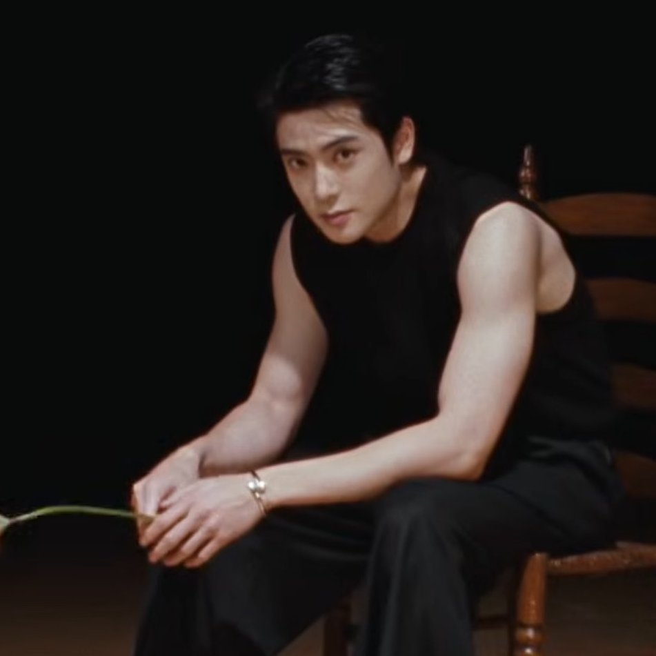 shiningnyu's tweet photo. #JAEHYUN with #Prada Eternal Gold Snake bracelet in yellow gold for #JAEHYUN_99Degrees MV Teaser. https://t.co/xcCMebpQ4Y
