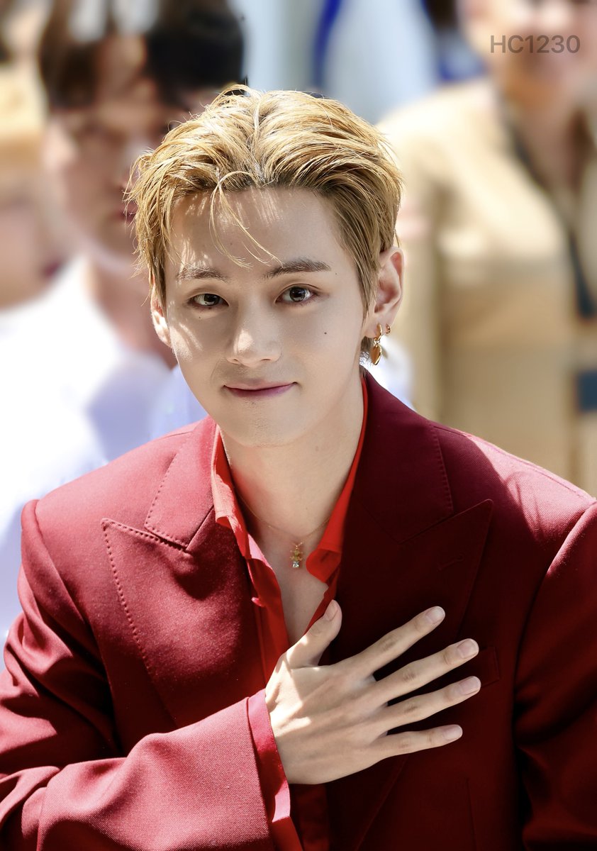 HC1230v's tweet photo. 20260628
V FOR CELINE FASHION SHOW
TAEHYUNG TAEHYUNG
#VxCelineSS27 #TAEHYUNGxCELINE https://t.co/ZaoLBUNKa6