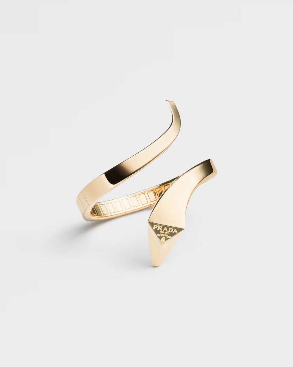 shiningnyu's tweet photo. #JAEHYUN with #Prada Eternal Gold Snake bracelet in yellow gold for #JAEHYUN_99Degrees MV Teaser. https://t.co/xcCMebpQ4Y