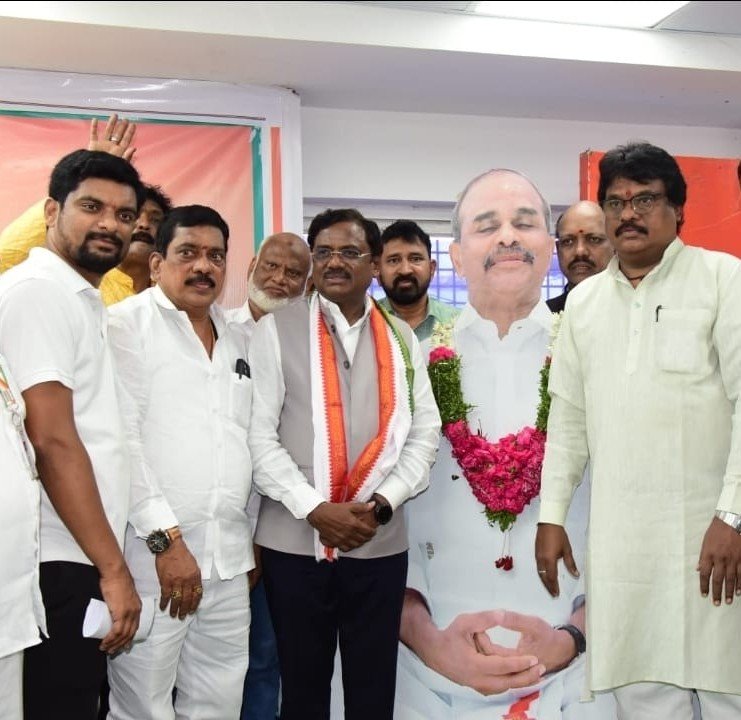 VamshiBtech's tweet photo. ఈ రోజు ఇందిరా భవన్, గాంధీ భవన్‌లో నిర్వహించిన ప్రజలతో ముఖాముఖి కార్యక్రమంలో మంత్రి వివేక్ వెంకట స్వామి గారితో కలిసి పాల్గొన్న అనంతరం.. దివంగత నేత వై.ఎస్. రాజశేఖర్ రెడ్డి గారి జయంతి సందర్భంగా వారి చిత్రపటానికి నివాళులు అర్పించడం జరిగింది. https://t.co/Xcisx8vuBx