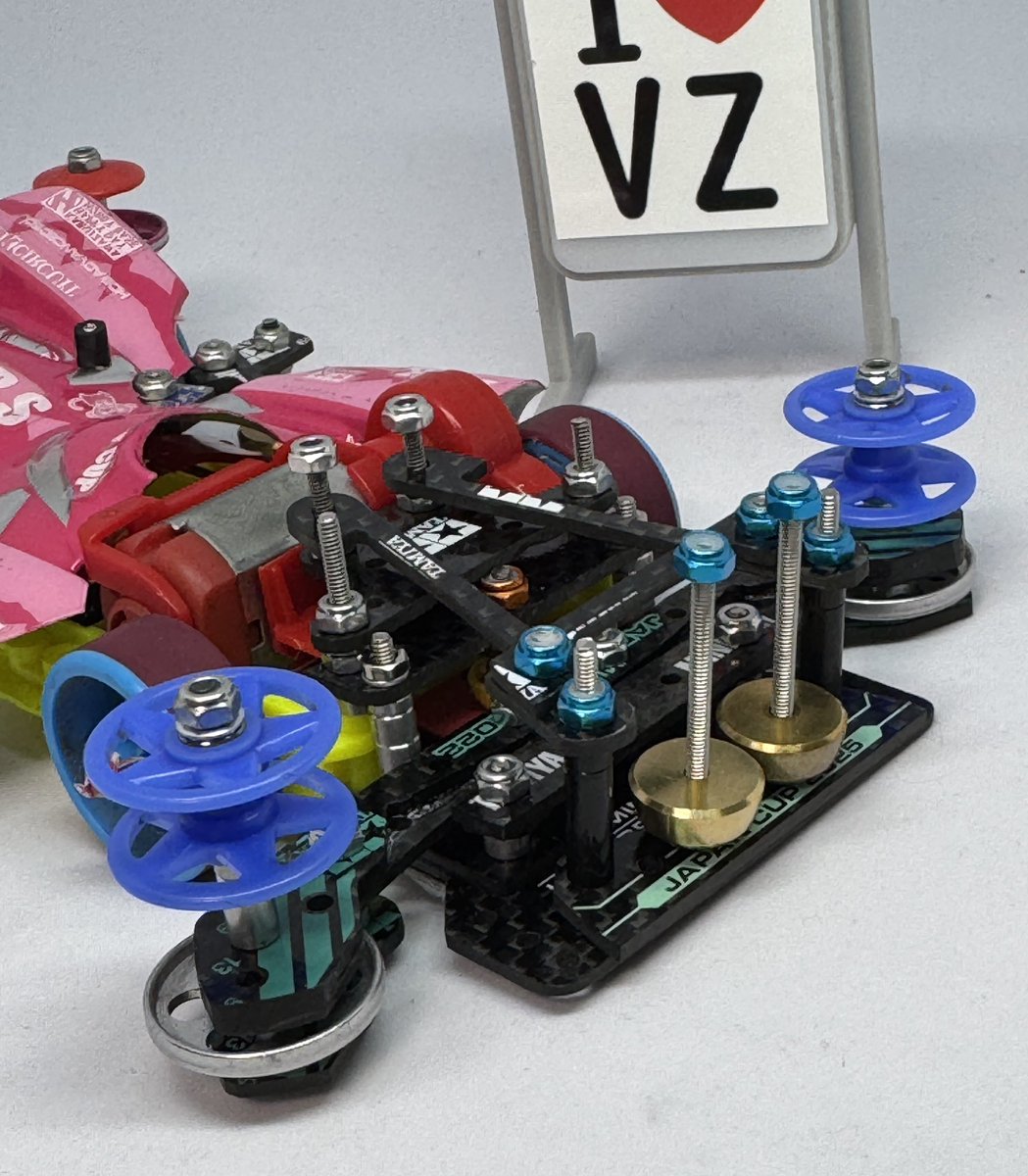 tanukisaru_4wd's tweet photo. たまにはVZ情報。
片軸リアモーター車は東北ダンパーのストロークが取れずに諦めてキャッチャーダンパーにしてませんか？
そんな時はプレートをちょちょいちょい！既存穴だけで作れちゃいますよ😘
#ミニ四駆
#VZRS
#孤高のリアモーター車 https://t.co/NoCcnQUX8U