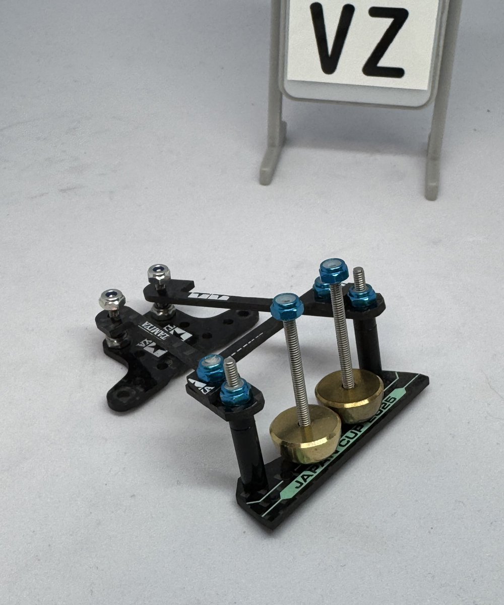 tanukisaru_4wd's tweet photo. たまにはVZ情報。
片軸リアモーター車は東北ダンパーのストロークが取れずに諦めてキャッチャーダンパーにしてませんか？
そんな時はプレートをちょちょいちょい！既存穴だけで作れちゃいますよ😘
#ミニ四駆
#VZRS
#孤高のリアモーター車 https://t.co/NoCcnQUX8U