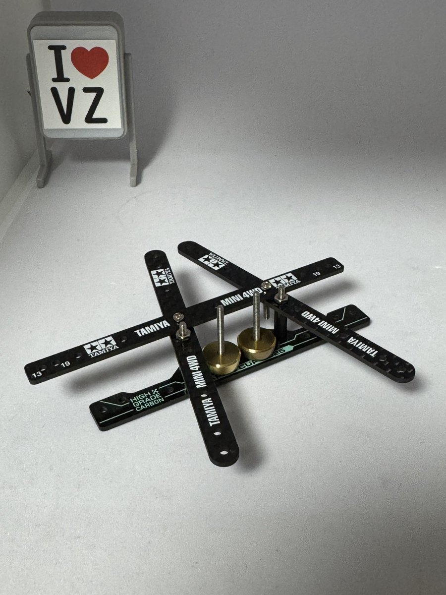 tanukisaru_4wd's tweet photo. たまにはVZ情報。
片軸リアモーター車は東北ダンパーのストロークが取れずに諦めてキャッチャーダンパーにしてませんか？
そんな時はプレートをちょちょいちょい！既存穴だけで作れちゃいますよ😘
#ミニ四駆
#VZRS
#孤高のリアモーター車 https://t.co/NoCcnQUX8U