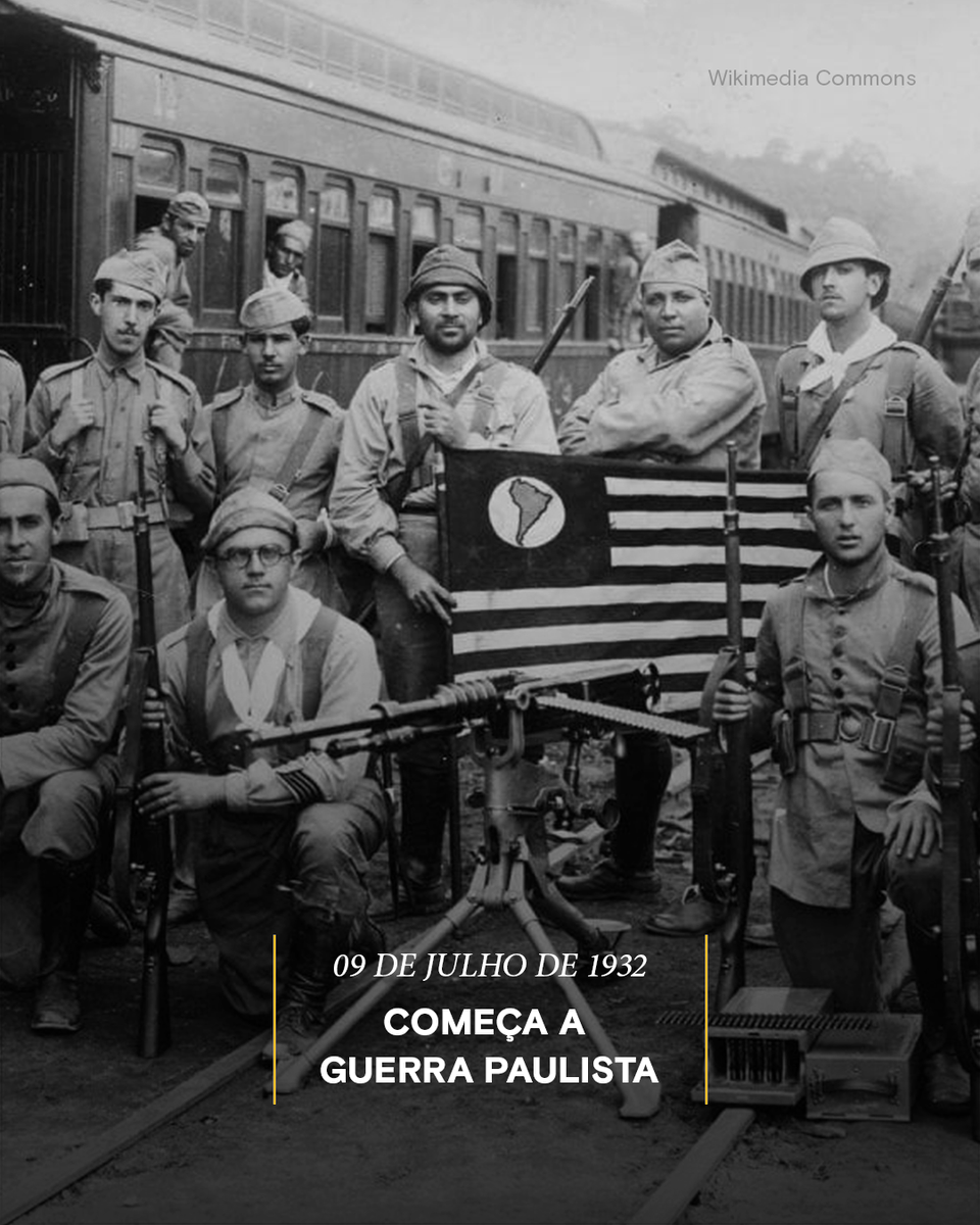 CanalHistory's tweet photo. #HojeNaHistória Em 9 de julho de 1932, teve início a Revolução Constitucionalista de 1932, também conhecida como Revolução de 32 ou Guerra Paulista. ​

​O movimento armado, liderado por São Paulo, tinha como principal objetivo pressionar o governo provisório de Getúlio Vargas pela convocação de uma Assembleia Constituinte e pela promulgação de uma nova Constituição para o Brasil.​

O conflito foi uma reação às mudanças provocadas pela Revolução de 1930, que encerrou a chamada República Velha, impediu a posse de Júlio Prestes na Presidência e concentrou o poder no governo provisório de Vargas.​

Os combates duraram 87 dias, até a rendição das forças paulistas em 4 de outubro de 1932. Segundo os números oficiais, cerca de 934 pessoas morreram, embora algumas estimativas apontem que o total de vítimas possa ter ultrapassado 2 mil.​

​Entre os símbolos do movimento estão Martins, Miragaia, Dráusio e Camargo, conhecidos pela sigla MMDC, cujos nomes foram inscritos no Livro dos Heróis e Heroínas da Pátria.​

Apesar da derrota militar, a Revolução Constitucionalista é frequentemente associada à pressão que contribuiu para a convocação da Assembleia Nacional Constituinte, culminando na promulgação da Constituição de 1934.​

Em homenagem ao movimento, 9 de julho é feriado estadual em São Paulo.​

​#RevoluçãoConstitucionalista #RevoluçãoDe32 #9DeJulho