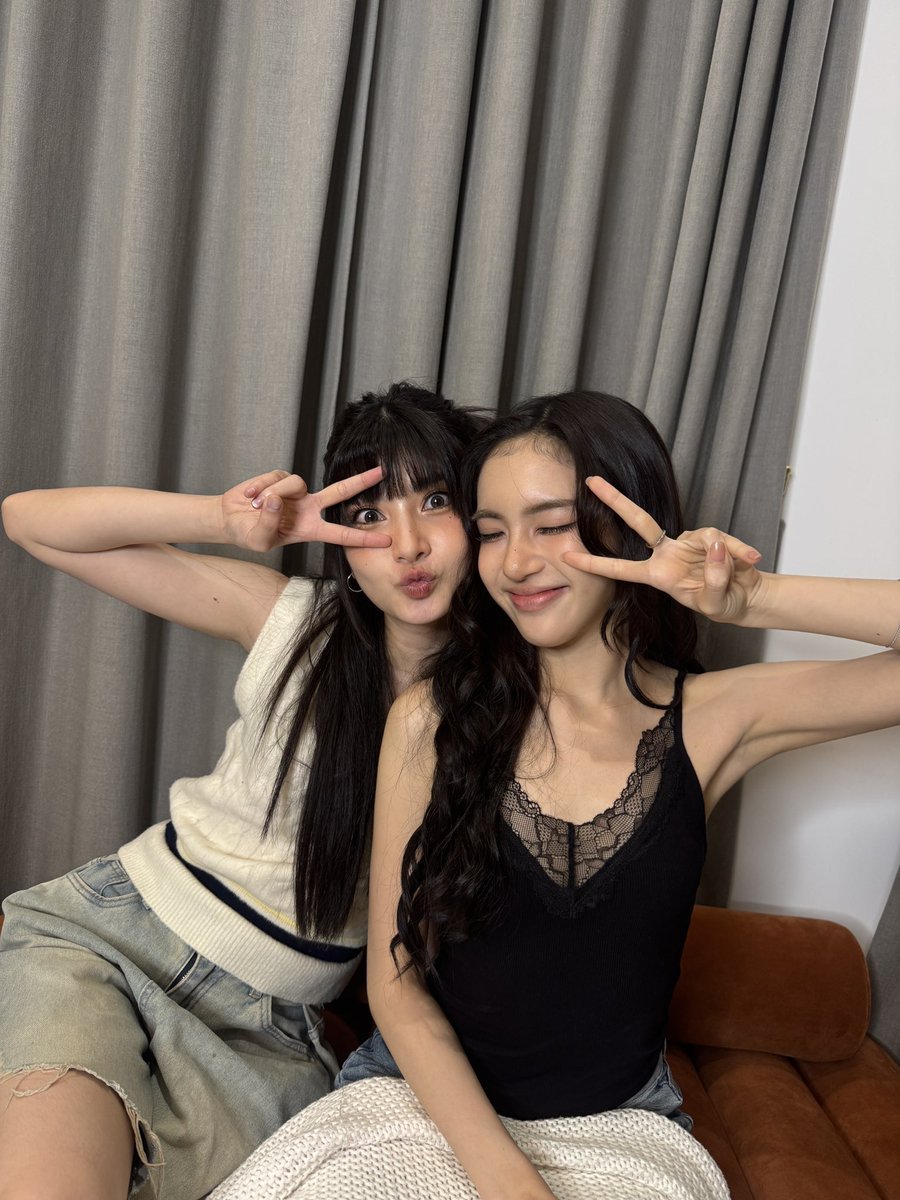 kisusyu's tweet photo. #blejie au — "missing you"

except it's them when mable flew to paris for paris fashion week 🥹 https://t.co/Lc8VbsICZC