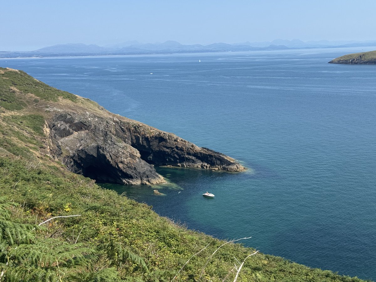 pigginl's tweet photo. Nice 7 mile coastal walk in beautiful Abersoch. What a place 😍 https://t.co/0uHvb39PHZ