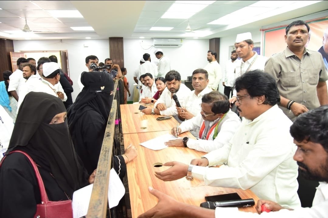 VamshiBtech's tweet photo. ఈ రోజు ఇందిరా భవన్, గాంధీ భవన్‌లో నిర్వహించిన ప్రజలతో ముఖాముఖి కార్యక్రమంలో మంత్రి వివేక్ వెంకట స్వామి గారితో కలిసి పాల్గొన్న అనంతరం.. దివంగత నేత వై.ఎస్. రాజశేఖర్ రెడ్డి గారి జయంతి సందర్భంగా వారి చిత్రపటానికి నివాళులు అర్పించడం జరిగింది. https://t.co/Xcisx8vuBx
