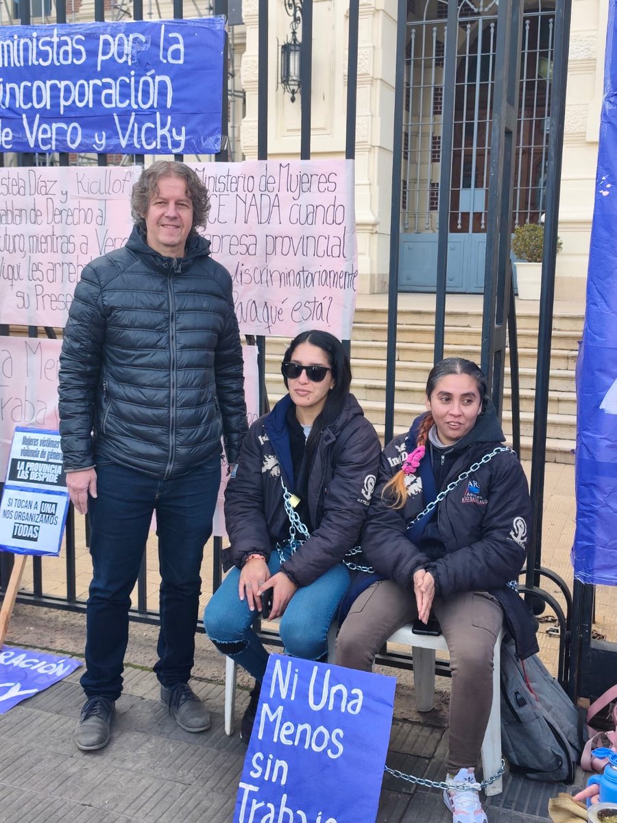chipicastillo's tweet photo. Acompañando a Victoria Lago y Verónica Giraldi que se encadenados a la gobernación bonaerense reclamando su reincorporación al Astillero Río Santiago. Ambas habían sufrido violencia de género y no se cumplió el protocolo de seguimiento vigente para éstos casos. @Kicillofok no puede mirar para otro lado. Ni una despedida más!, como dicen las compañeras feministas de La Plata que organizan el acampe solidario