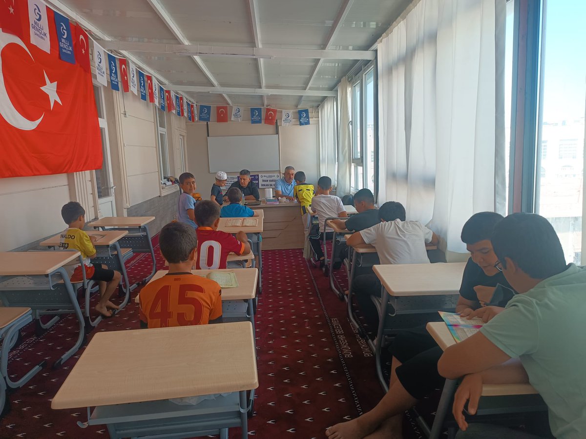 MGDurfa's tweet photo. Kampımızda 3. Gün: Durmak Yok, Öğrenmeye Devam! 
Milli Gençlik Şanlıurfa Yaz Kampı'nda 3. günü de geride bırakırken tempomuzu hiç düşürmüyoruz! 
Gençlerimiz hem hayatlarına değer katacak bilgiler öğreniyor hem de kalıcı dostluklar biriktiriyor. Hocalarımızın birebir ilgisi ve rehberliğiyle her anımız dopdolu geçiyor.

@ozvatan_ahmet 
@NebiKaplan63 
@milligenclikmgd