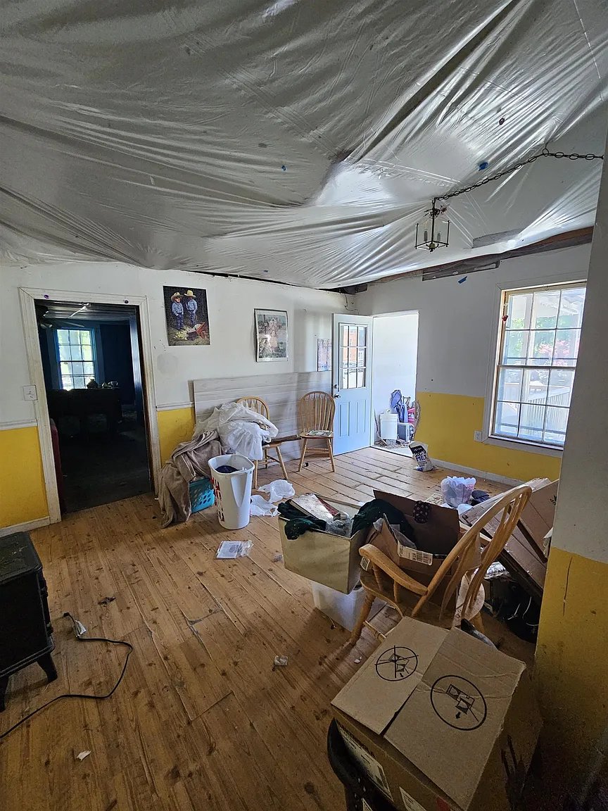 XJosh's tweet photo. @abandoncomfortx 120yo house, water damaged roof, exposed wire, cracked plaster walls
"Sewer line will need replacement"

the seller gave up so fast he doesn't even own it yet...
"seller currently has the property under contract"
"Sale is contingent upon the seller completing their purchase" https://t.co/JrzB4MLP6o