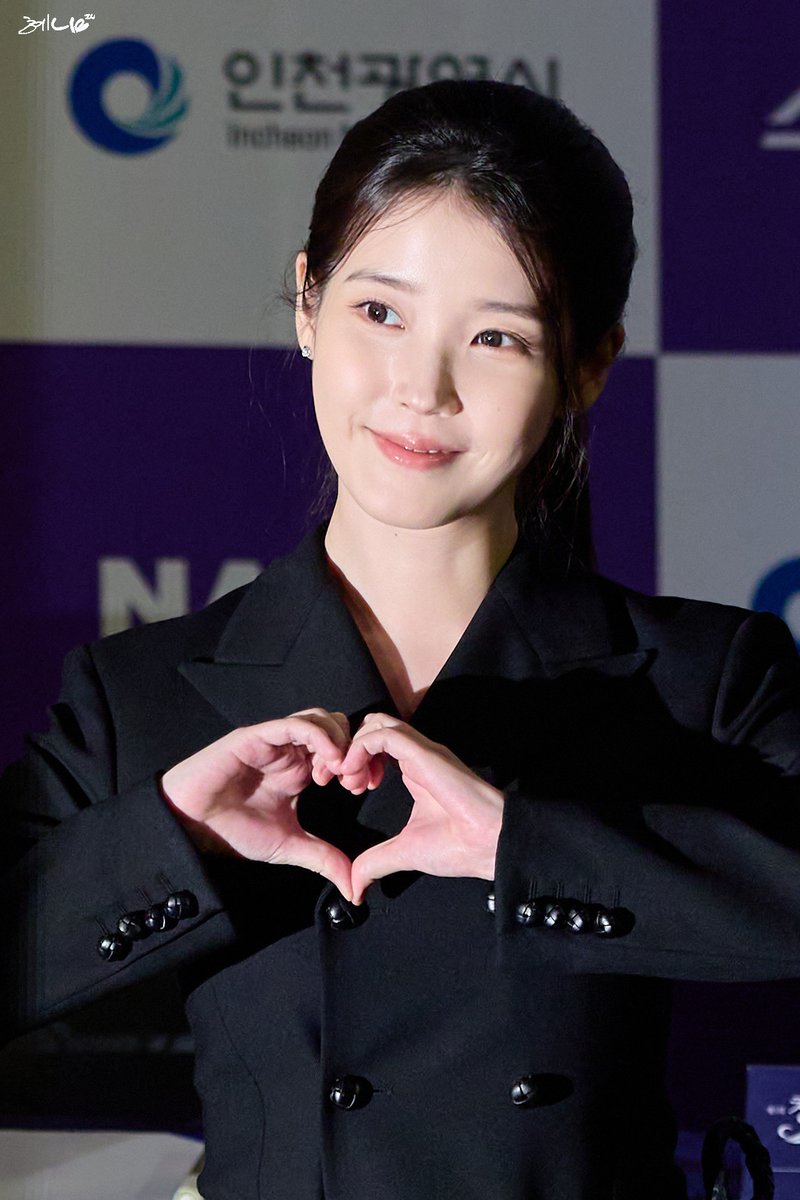 orolok_iu's tweet photo. 260707 아이유 청룡시리즈어워즈 핸드프린팅 (2) 
#IU #아이유 #BSA https://t.co/jeRR5qWTIM