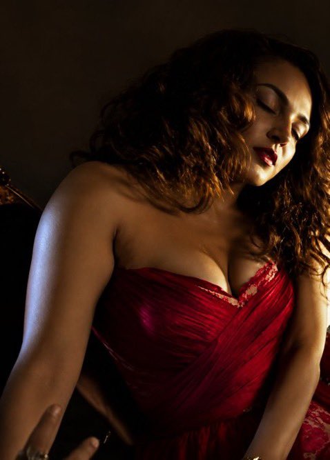 Jeevithameow's tweet photo. Touch her like that and watch her melt… 🔥

Kiaraadvani https://t.co/JdbpiAOYVJ