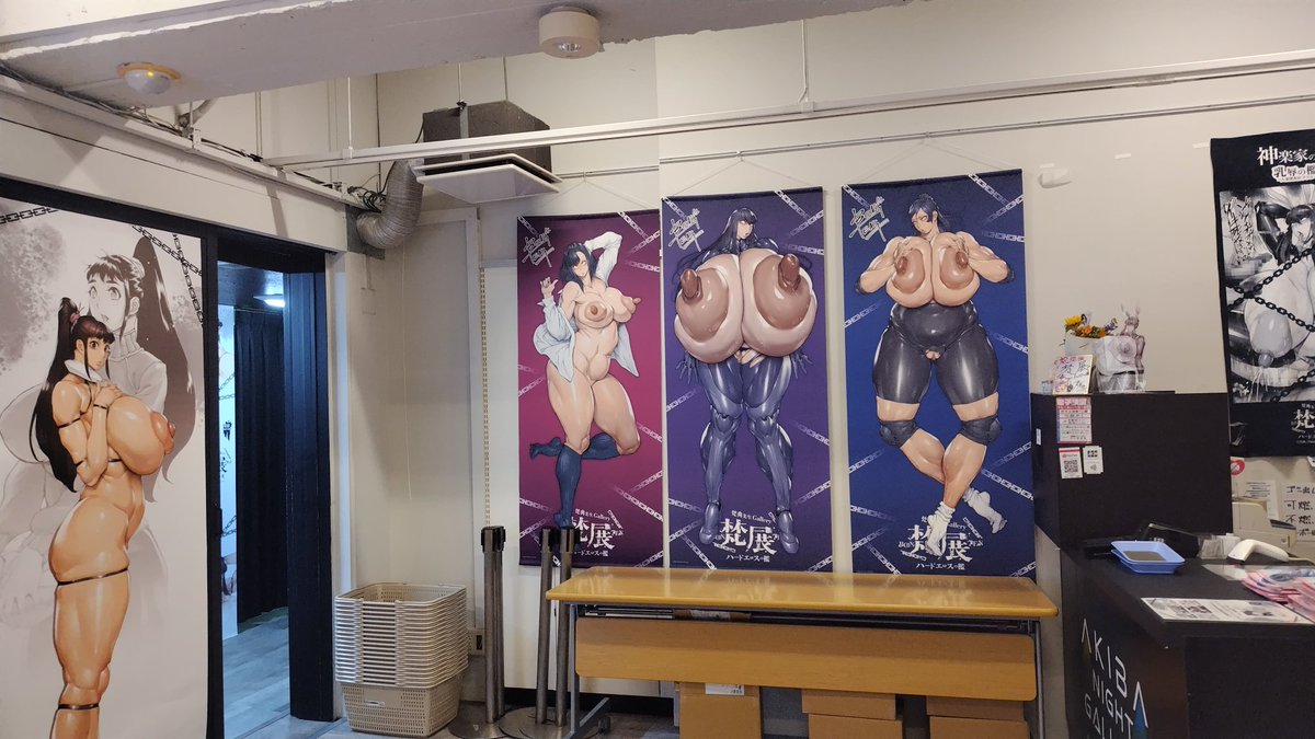 fat_iron's tweet photo. 梵典先生の個展に行ってたぞ！
そしてちょいちょい買わせてもらったぞ！
大抱き枕とビッグタペの超乳キャラの存在感はヤバい https://t.co/eFEw7YQx4k
