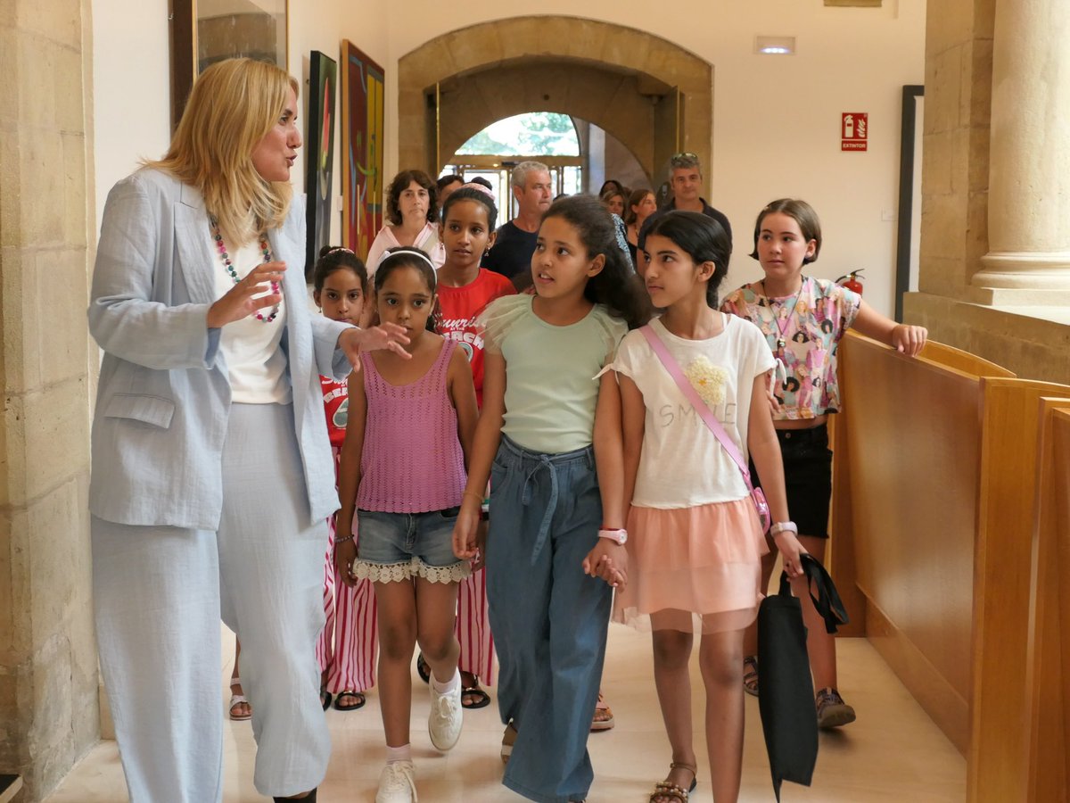 ParlamentoRioja's tweet photo. La vicepresidenta primera del Parlamento de La Rioja, María Teresa Antoñanzas, junto a los miembros de la Ponencia Paz y Libertad en el Sáhara Occidental, han recibido en la Cámara regional a los niños participantes del programa Vacaciones en Paz. https://t.co/E6r2eBiCib
