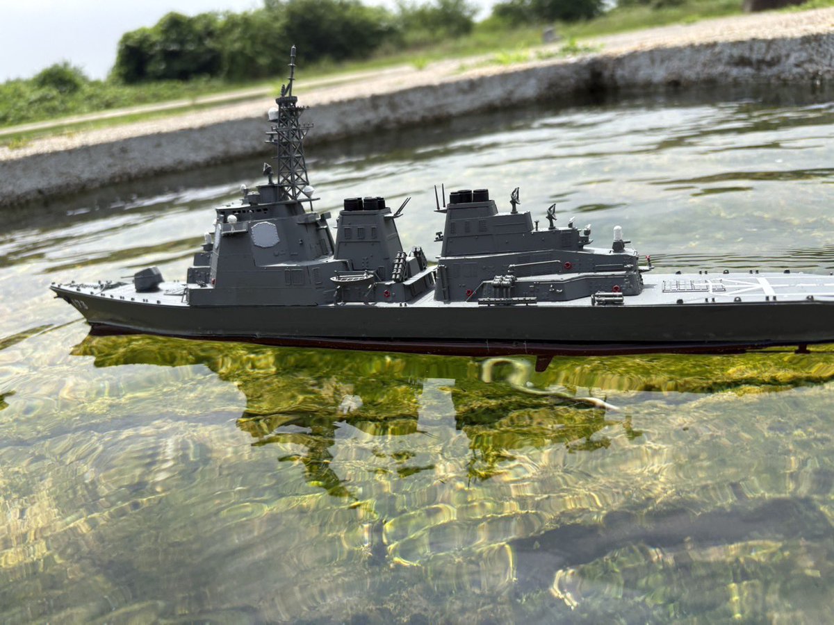 T400kei's tweet photo. 完成報告
1/350RC化改造ラジコンこんごう完成しました！ピットロードの1/350こんごうのプラモデルをラジコン化改造して作りました！基盤はトイラジの基盤を使用、舵や簡易サーボは3Dプリンタで作成しました。3年ほど前から作り始めようやく完成させる事ができました。
#ラジコン艦船
#ラジコン戦艦 https://t.co/ChsPJodlbr
