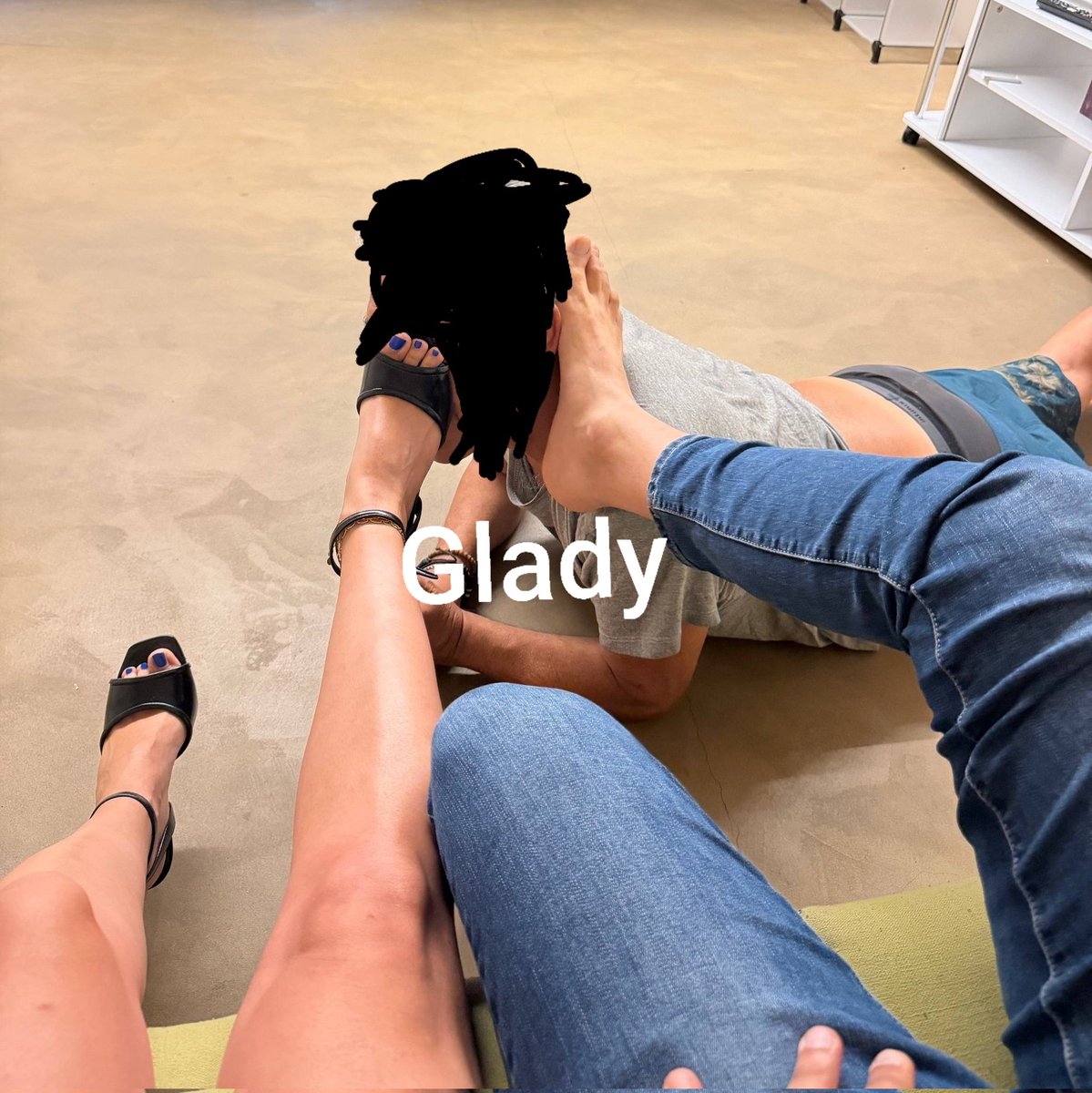 MissGladyFeet's tweet photo. Lo ammetto… a volte è molto più divertente quando ho qualcuno con cui giocare. 😈🖤
In due certe marionette diventano decisamente più interessanti. 👑
#Femdom #MaleDom #DoubleDomination #CoDomination #BDSM #Domination #FemaleDomination #BDSMSession https://t.co/FvJ7rLt4wU