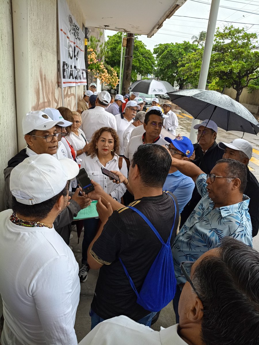 JLAC5's tweet photo. Seguimos en pie de lucha, no bajamos los brazos. Se entregará documento en la CNDH en el Puerto de Veracruz. NO a la Retroactividad, SI a la Certeza Jurídica. Respeten nuestros Derechos Adquiridos.
@kenialopezr @FDoringCasar @JLozanoA @CodigoMagentaMx @proceso @Excelsior https://t.co/iYWhC7J6Je
