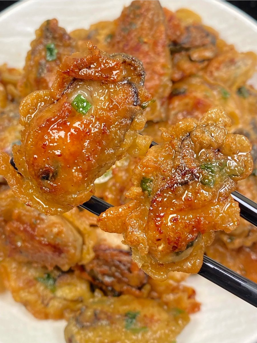 arzudezwo's tweet photo. Craving warm, crispy Taiwanese oyster omelet from the street stall right now—golden edges, fresh oysters, drizzled with savory soy sauce, the perfect late-night snack vibe! https://t.co/lFlmqZ1vJ8