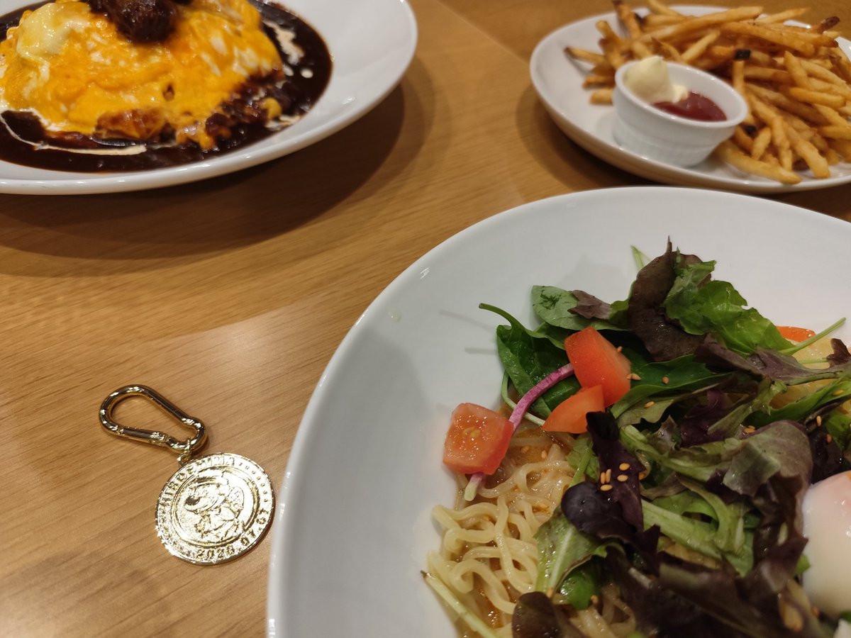 riv_yu_'s tweet photo. ライブ後。��回はアルコールなし会！

ライブで熱くなりすぎたので冷麺。
ビジュで選ばれたオムライス笑 https://t.co/oNqc8xMfDM