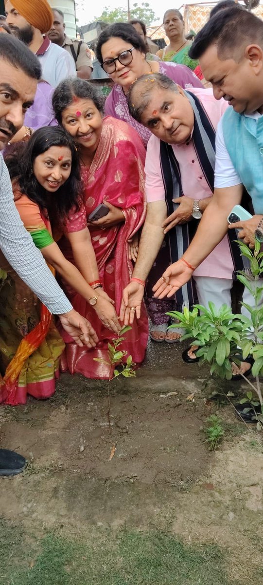 BjpuRashmi's tweet photo. डॉ श्यामा प्रसाद मुखर्जी की जयंती को मानते हुए  प्रदेश अध्यक्ष आदरणीय महेंद्र भट्ट जीएवं प्रदेश अध्यक्ष आदरणीय रुचि भट्ट जी के साथ पौधारोपण किया https://t.co/SNI51FVJpc